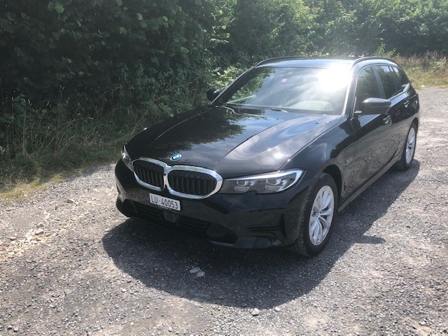 BMW 330e x DriveTouring Steptronic-image-2