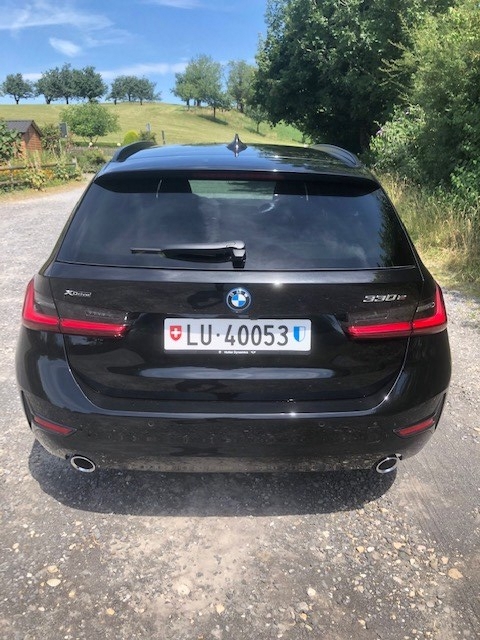 BMW 330e x DriveTouring Steptronic-image-3