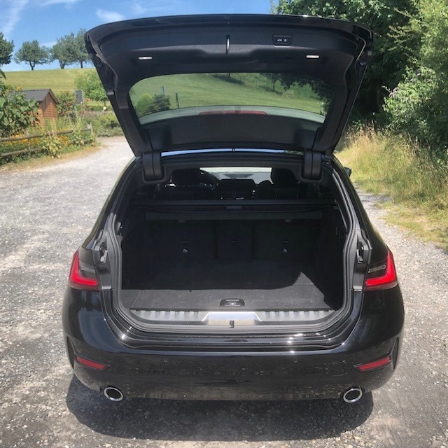 BMW 330e x DriveTouring Steptronic-image-4