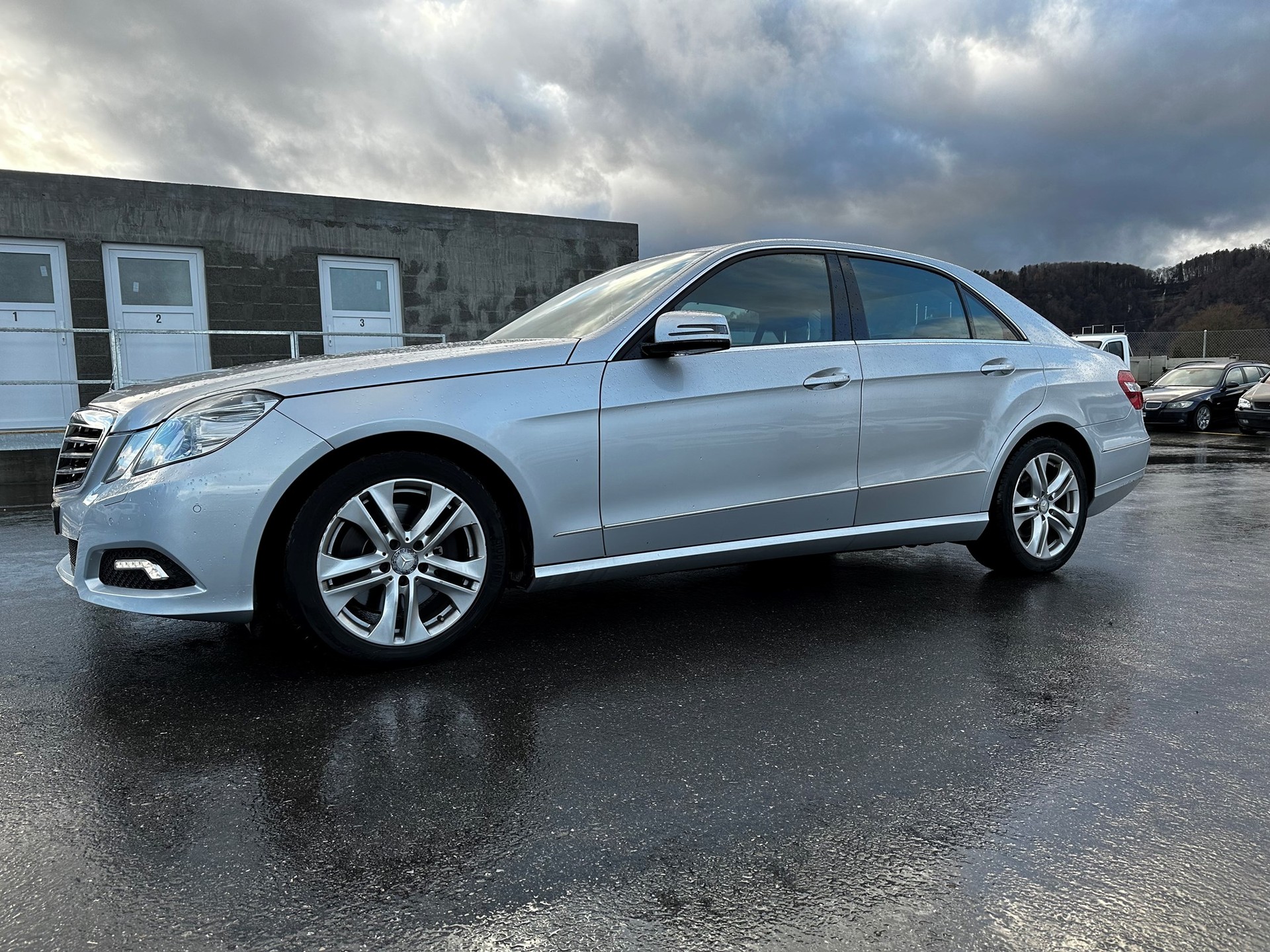 MERCEDES-BENZ E 350 CGI BlueEfficiency Avantgarde 7G-Tronic-image-4
