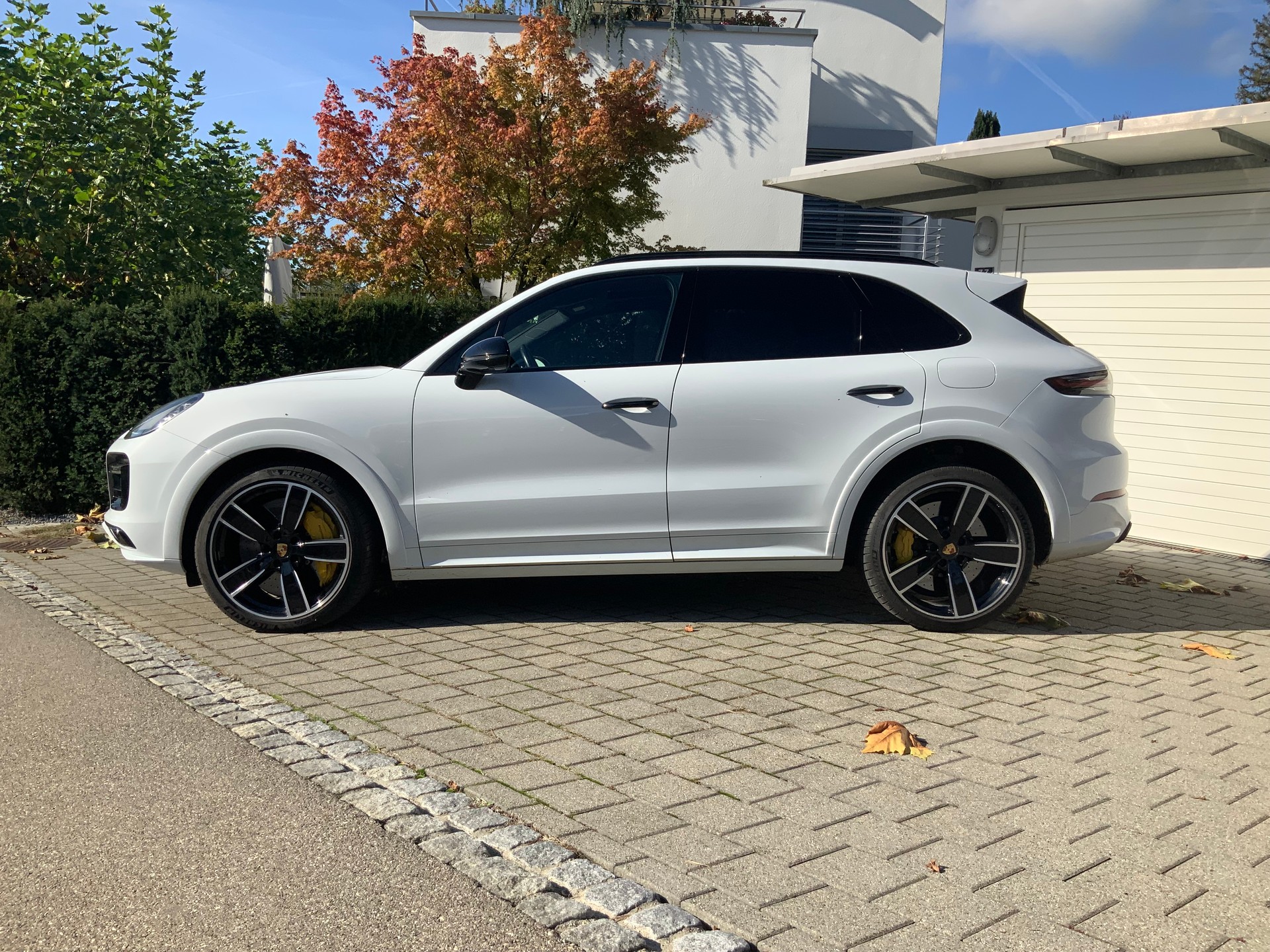 PORSCHE Cayenne Turbo S E-Hybrid-image-4