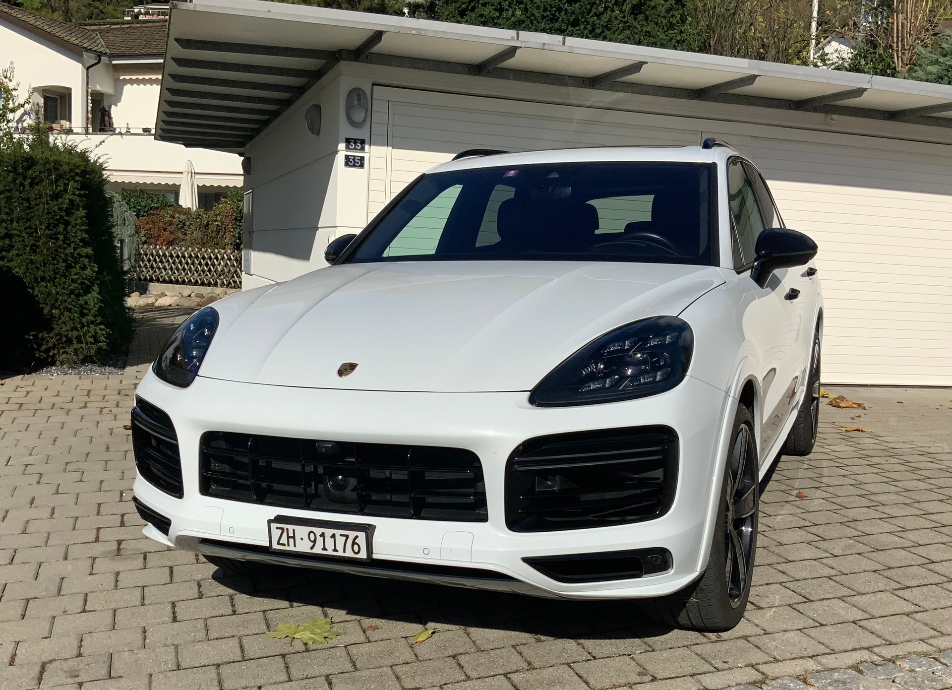 PORSCHE Cayenne Turbo S E-Hybrid-image-2