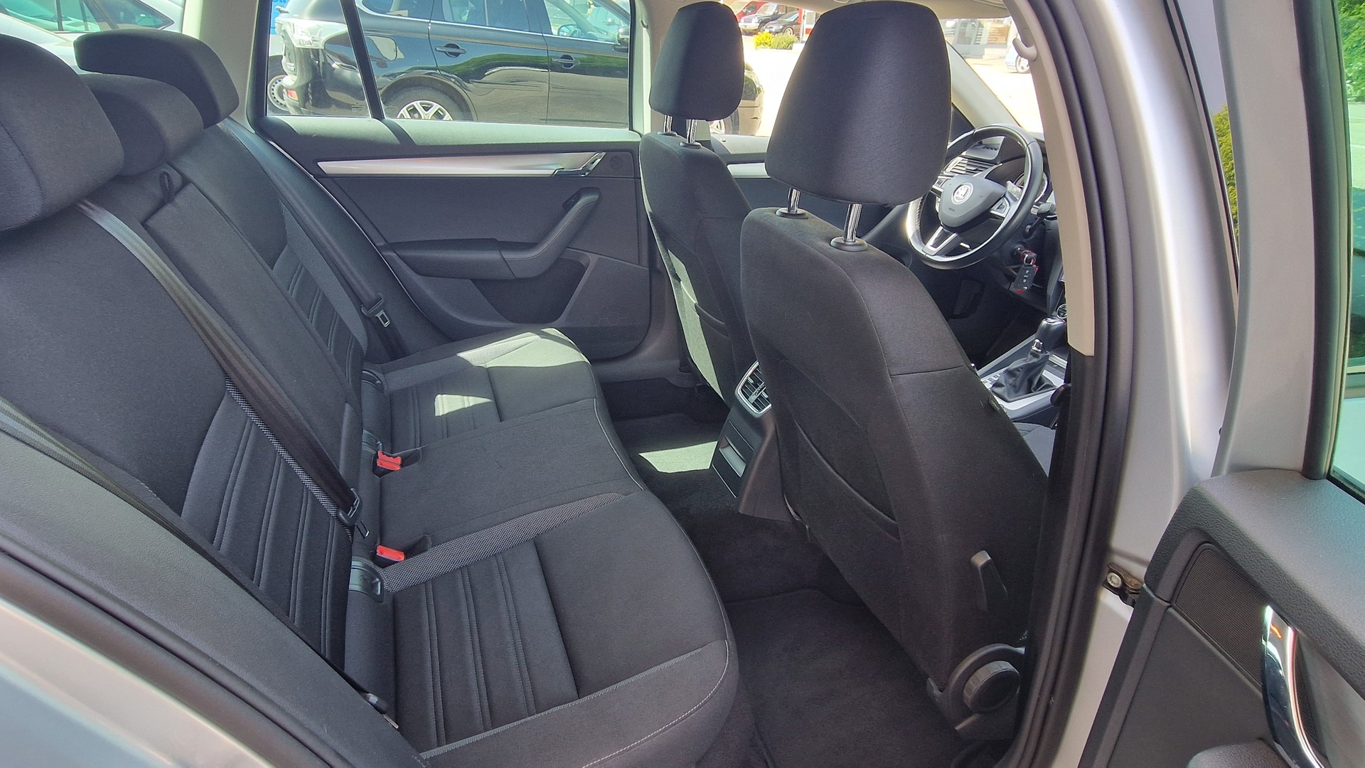 SKODA Octavia Combi 2.0 TDI Ambition 4x4 DSG-image-11