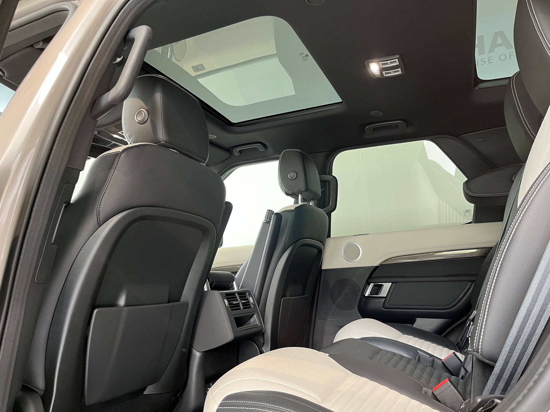 LAND ROVER Discovery 3.0 i6 360 R-Dynamic S AWD Automatic-image-7