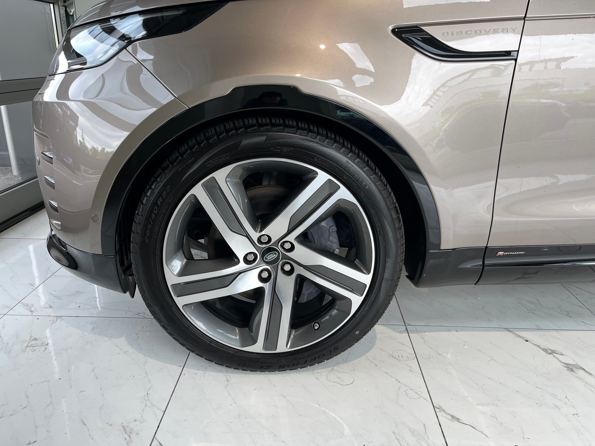 LAND ROVER Discovery 3.0 i6 360 R-Dynamic S AWD Automatic-image-14