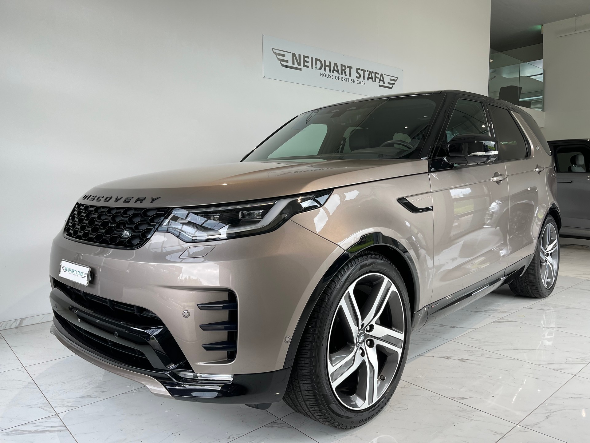 LAND ROVER Discovery 3.0 i6 360 R-Dynamic S AWD Automatic-image-1