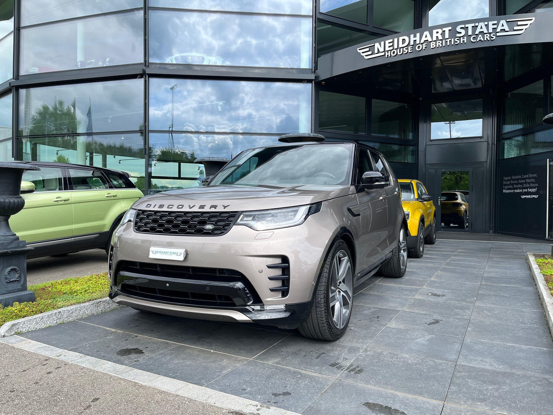 LAND ROVER Discovery 3.0 i6 360 R-Dynamic S AWD Automatic-image-0
