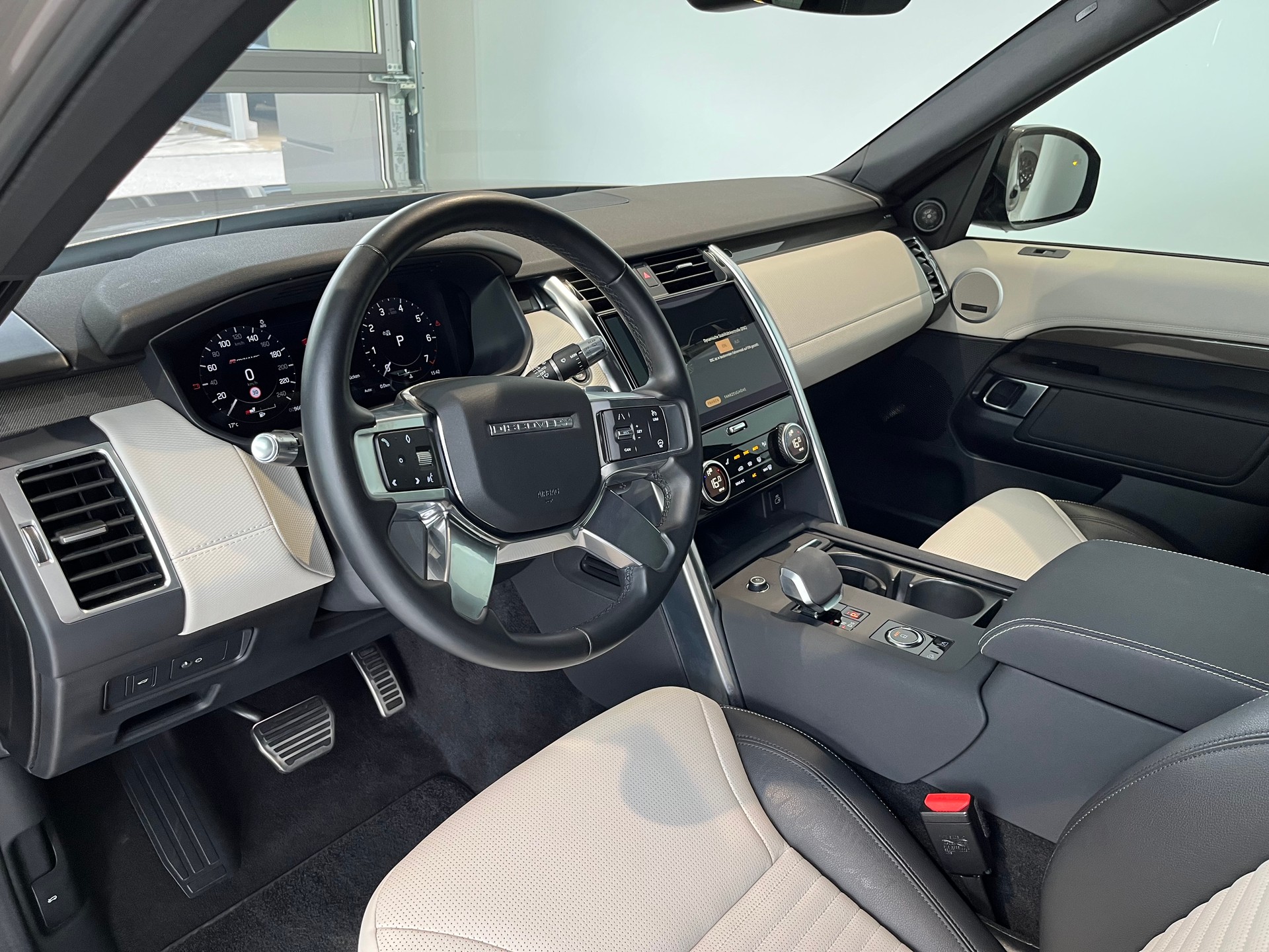 LAND ROVER Discovery 3.0 i6 360 R-Dynamic S AWD Automatic-image-4