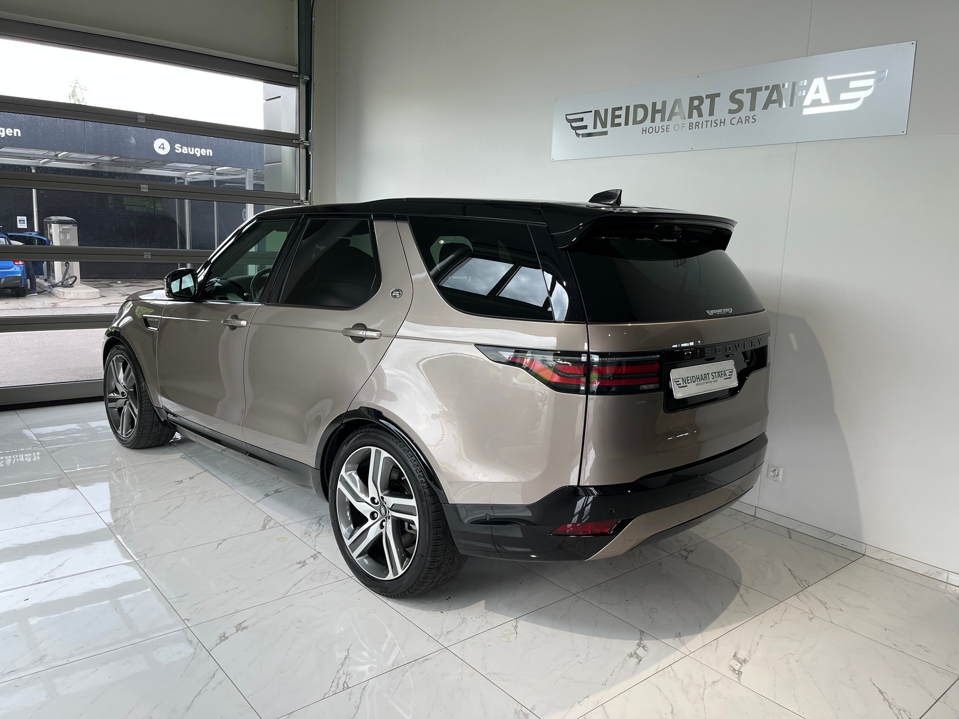 LAND ROVER Discovery 3.0 i6 360 R-Dynamic S AWD Automatic-image-2