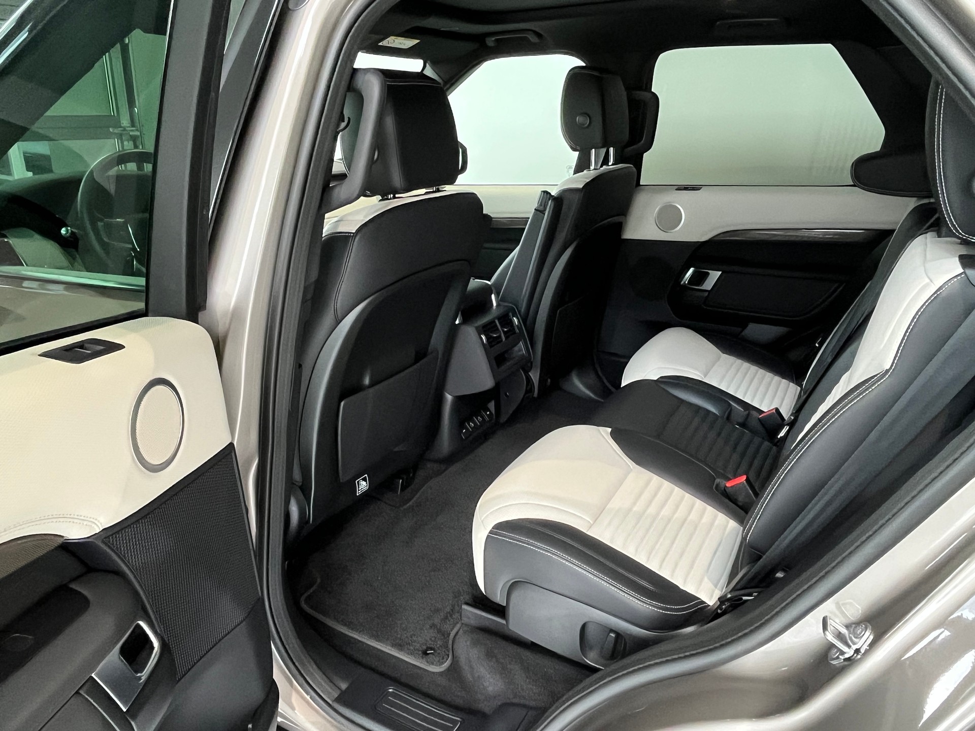 LAND ROVER Discovery 3.0 i6 360 R-Dynamic S AWD Automatic-image-6