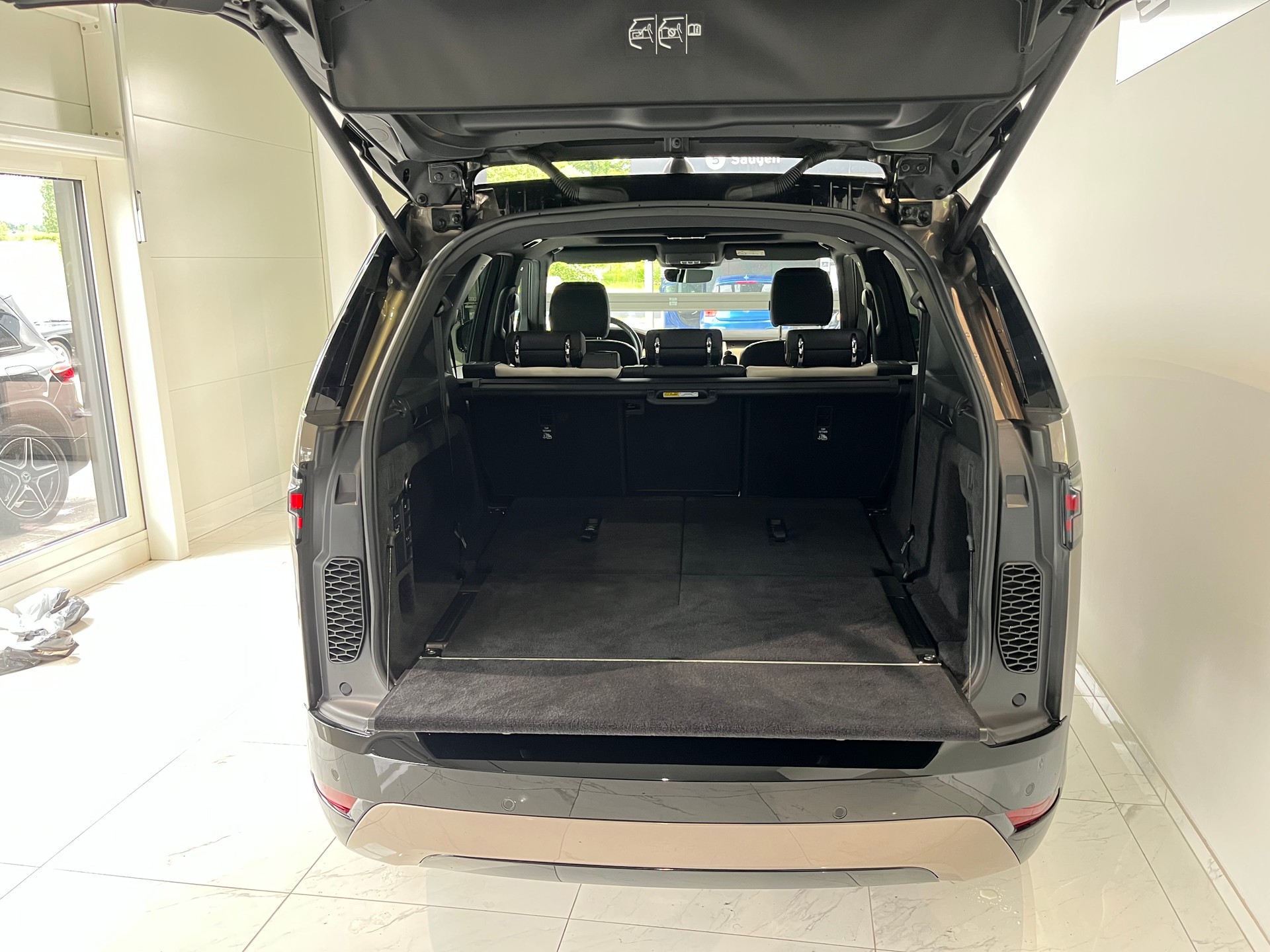 LAND ROVER Discovery 3.0 i6 360 R-Dynamic S AWD Automatic-image-9