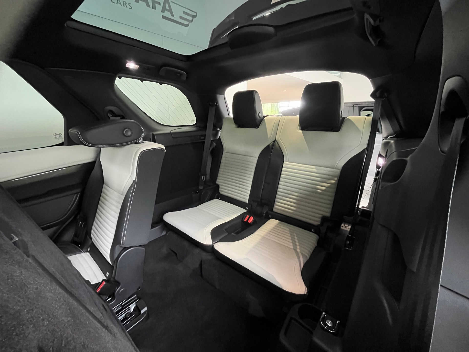 LAND ROVER Discovery 3.0 i6 360 R-Dynamic S AWD Automatic-image-8