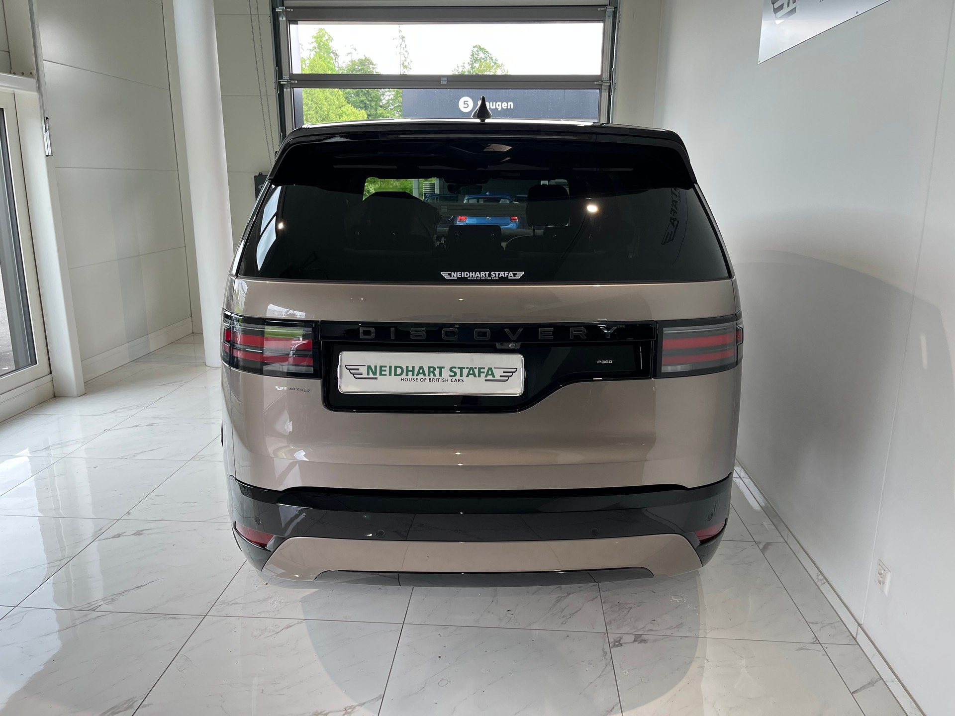 LAND ROVER Discovery 3.0 i6 360 R-Dynamic S AWD Automatic-image-3