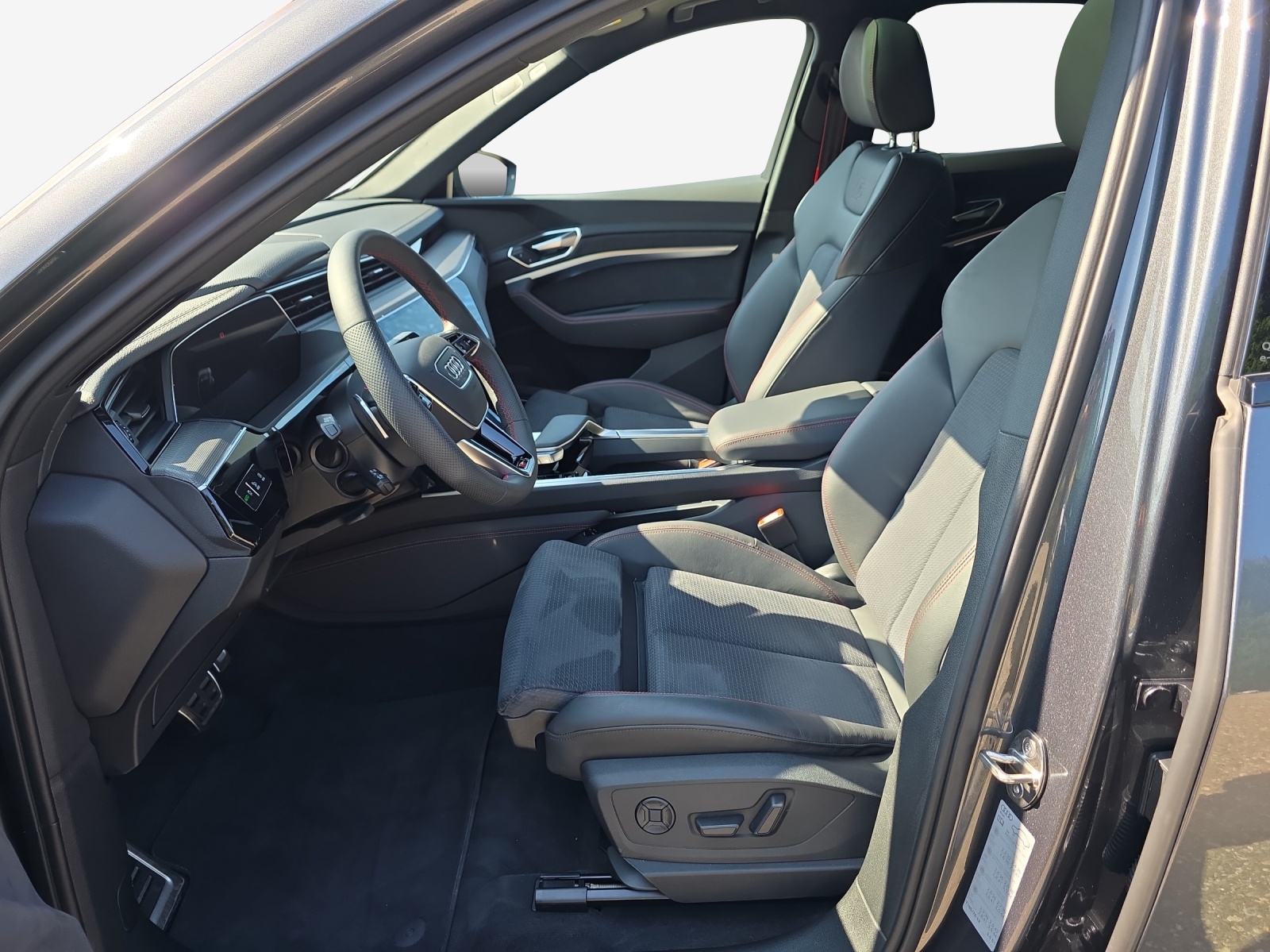 AUDI Q8 Sportback 55 e-tron Black Edition quattro-image-8