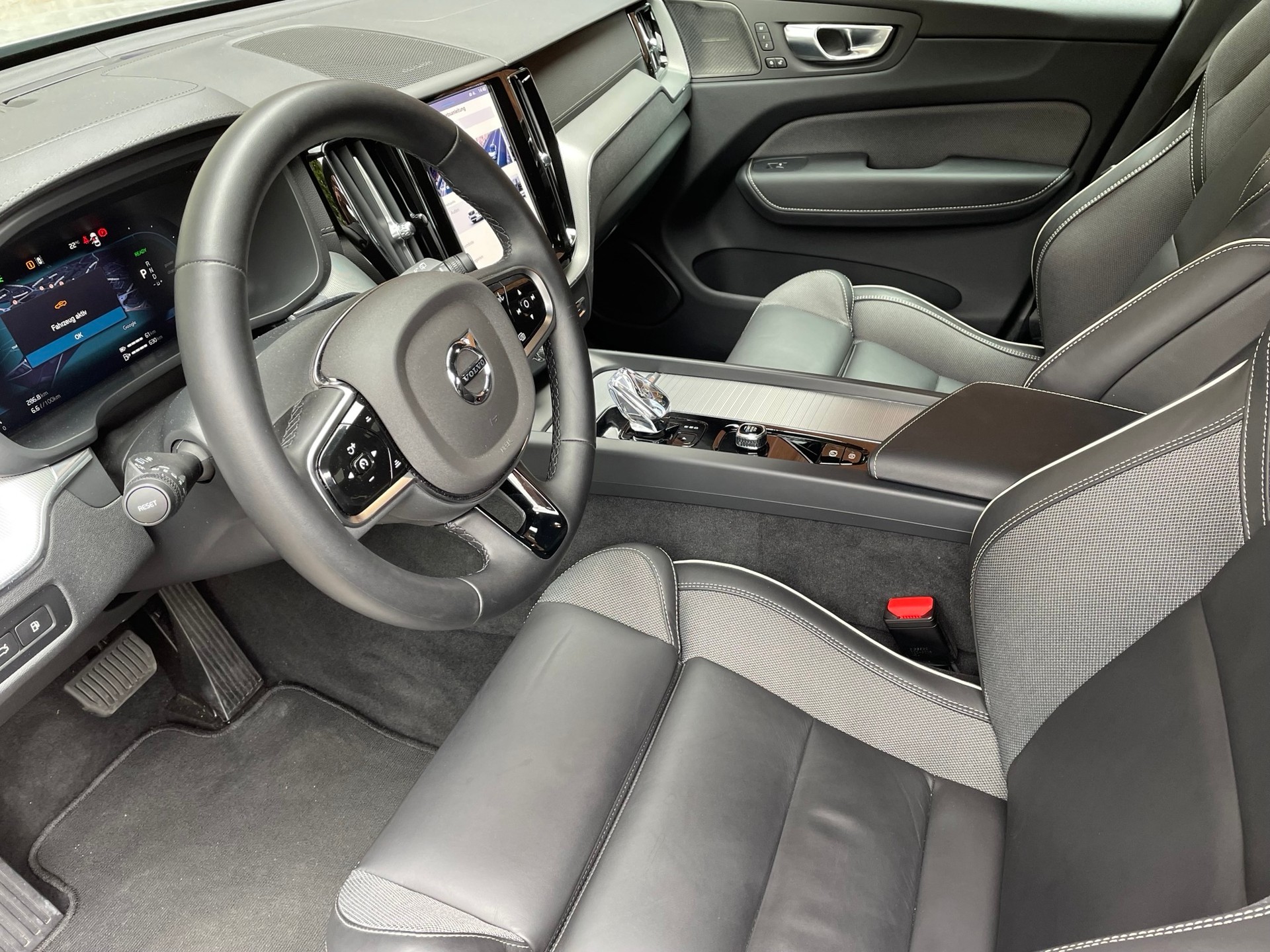 VOLVO XC60 2.0 T6 TE Ultimate Dark e-image-3