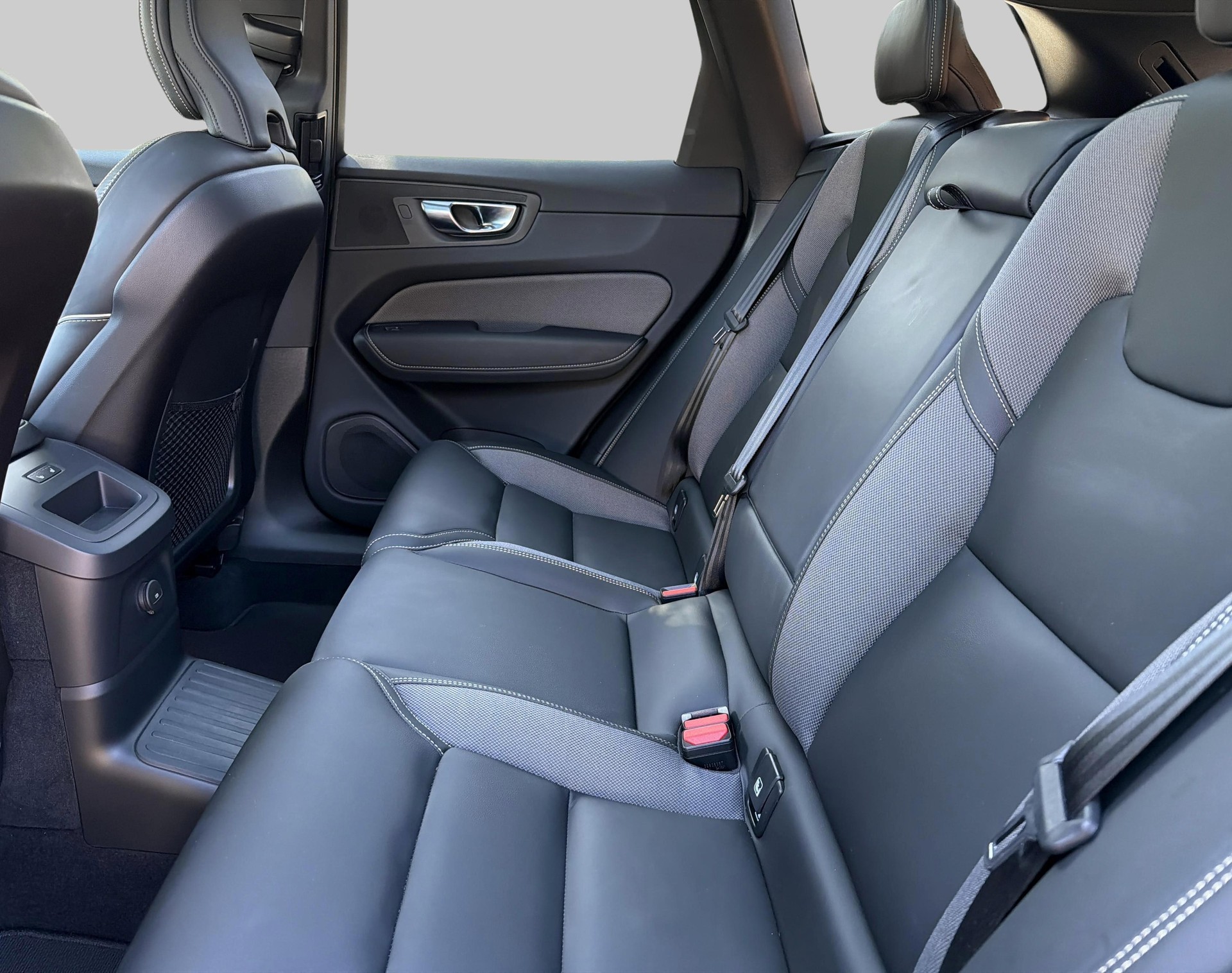 VOLVO XC60 2.0 T6 TE Ultimate Dark e-image-6