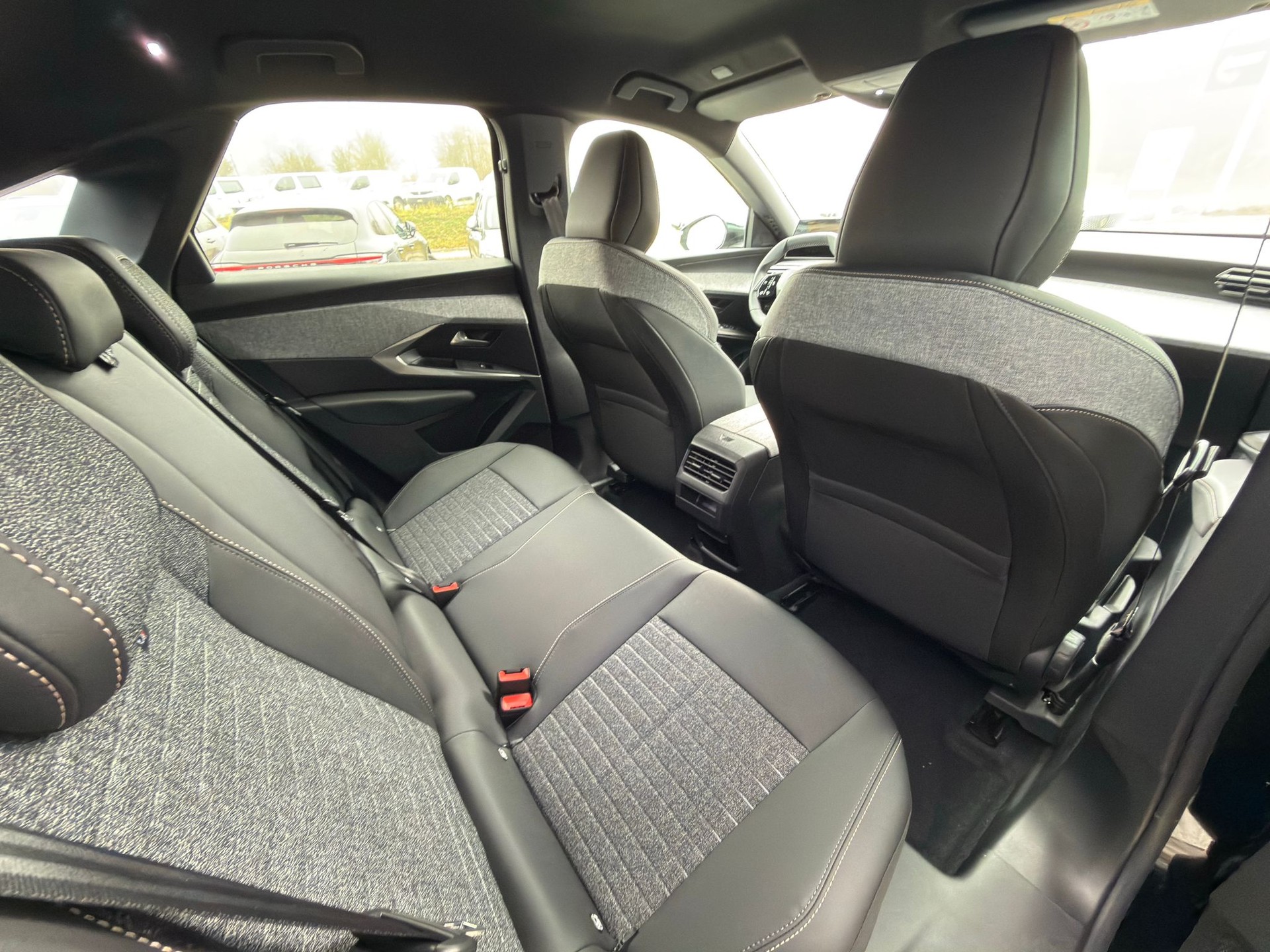 PEUGEOT 3008 145 e-DSC6 Hybrid Allure Premium-image-9
