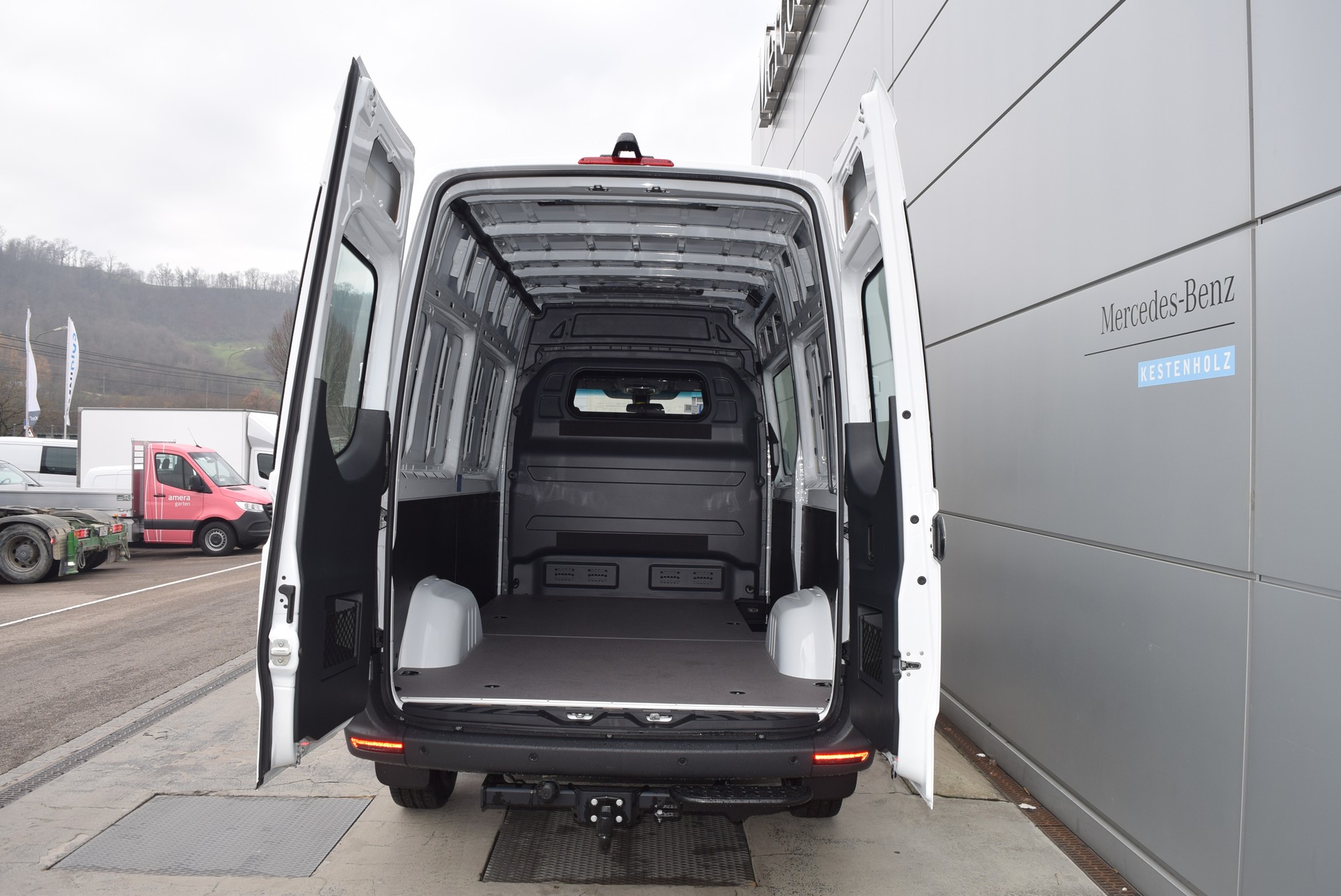 MERCEDES-BENZ eSprinter 320 PRO KA 3665mm S Worker-image-5