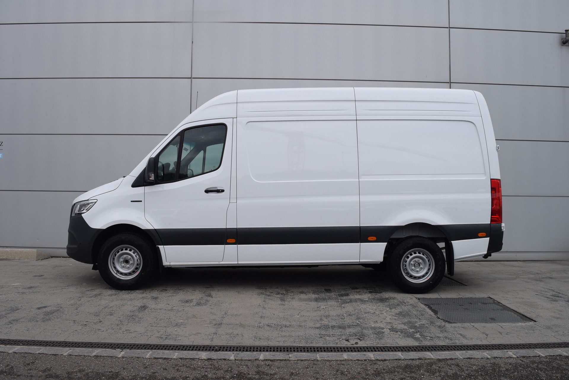 MERCEDES-BENZ eSprinter 320 PRO KA 3665mm S Worker-image-2