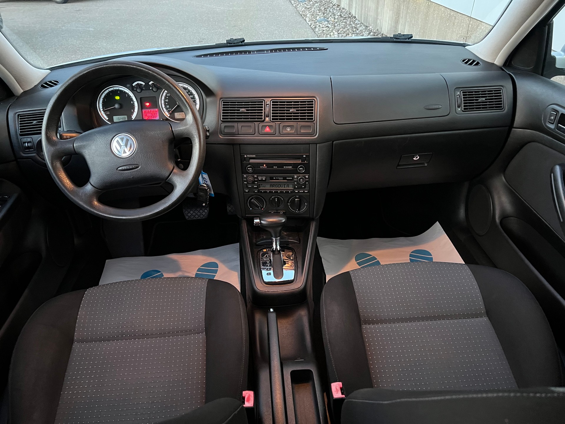 VW Golf Variant 1.6 Ocean Automatic-image-8