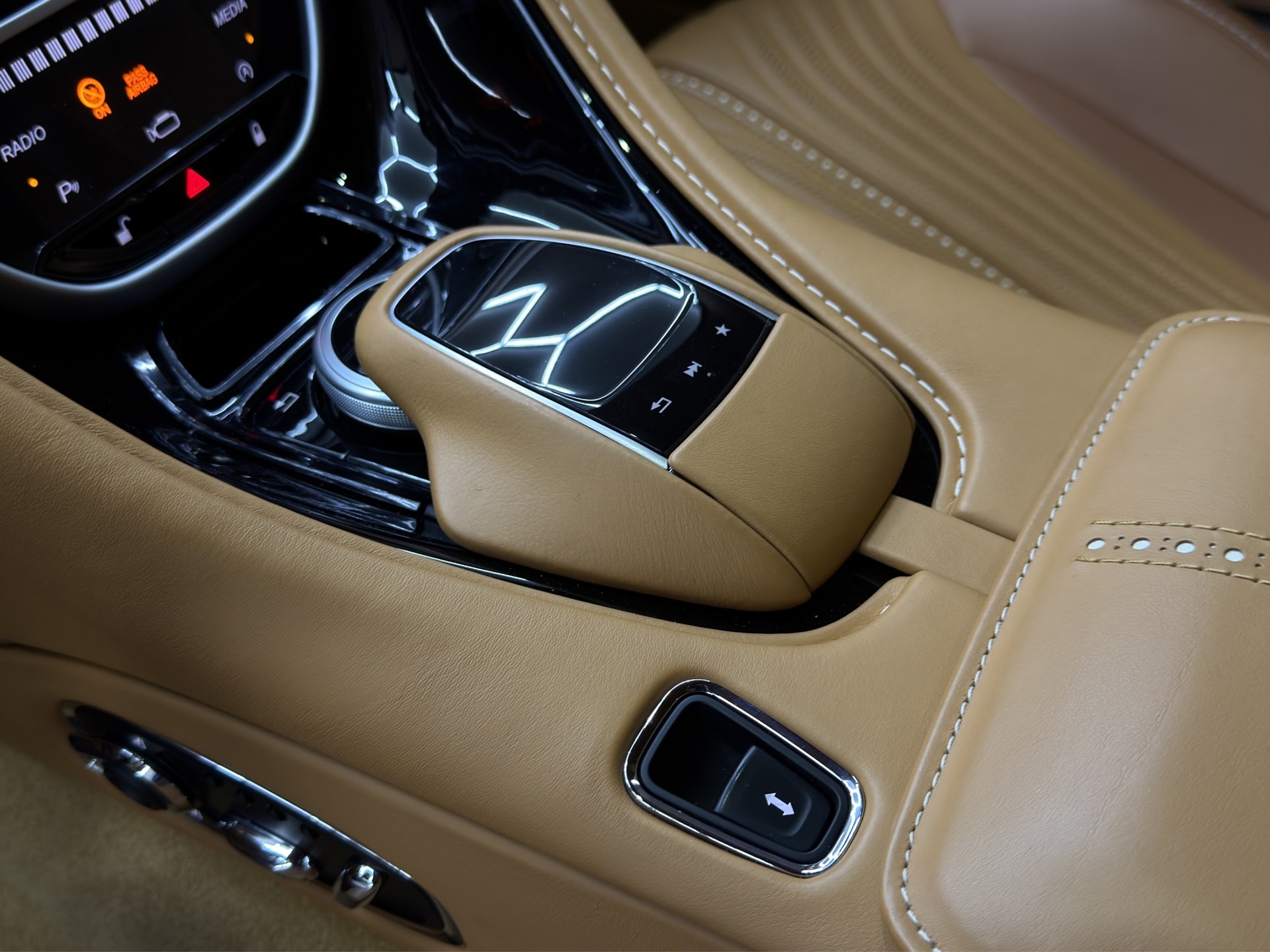 ASTON MARTIN DB11 V12 Launch Edition Touchtronic 3-image-26
