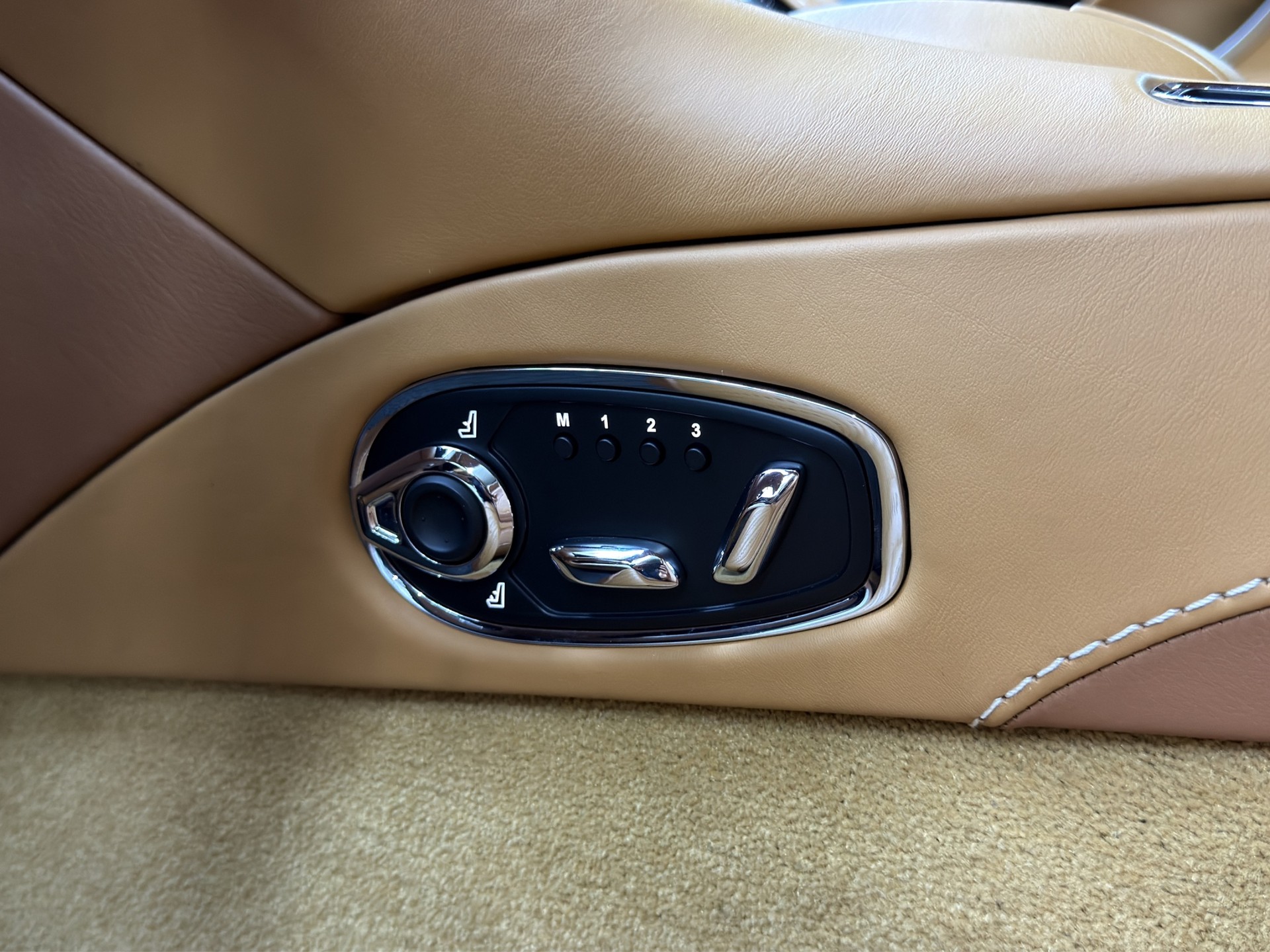 ASTON MARTIN DB11 V12 Launch Edition Touchtronic 3-image-25