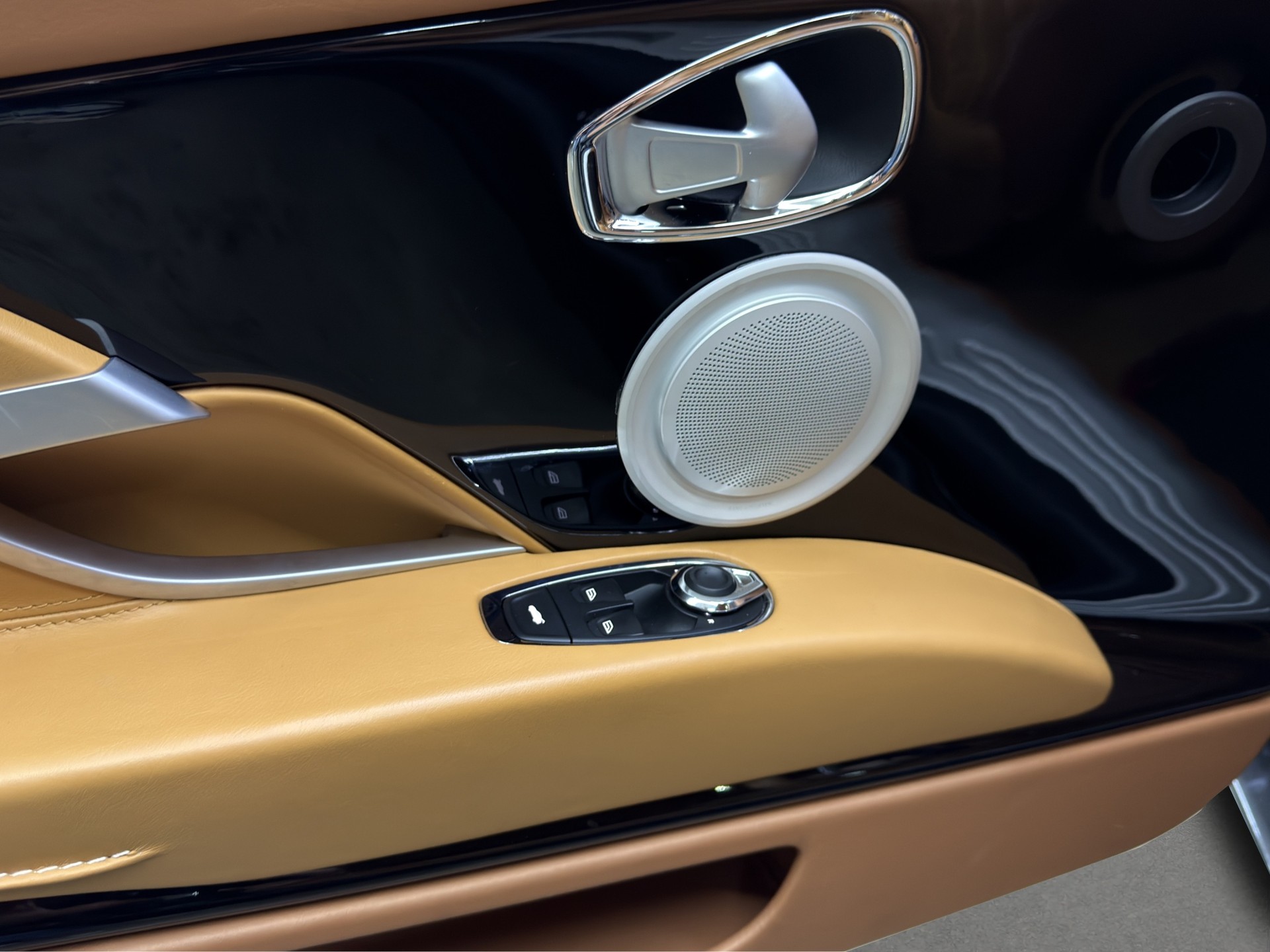 ASTON MARTIN DB11 V12 Launch Edition Touchtronic 3-image-27
