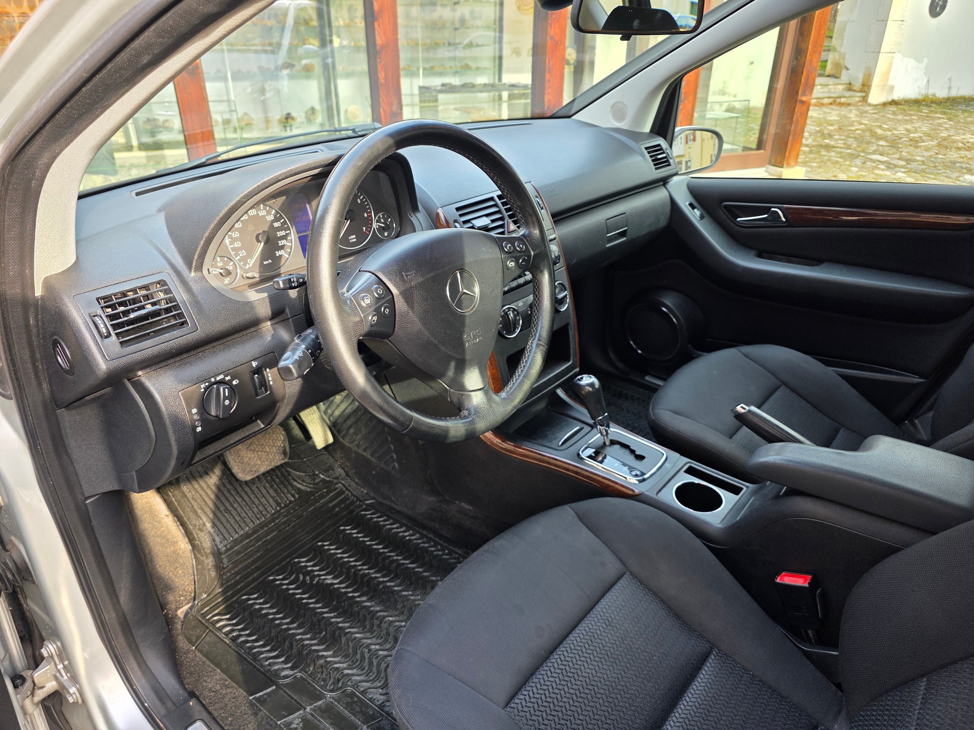 MERCEDES-BENZ A150 Eleganze Automatikgetriebe-image-13