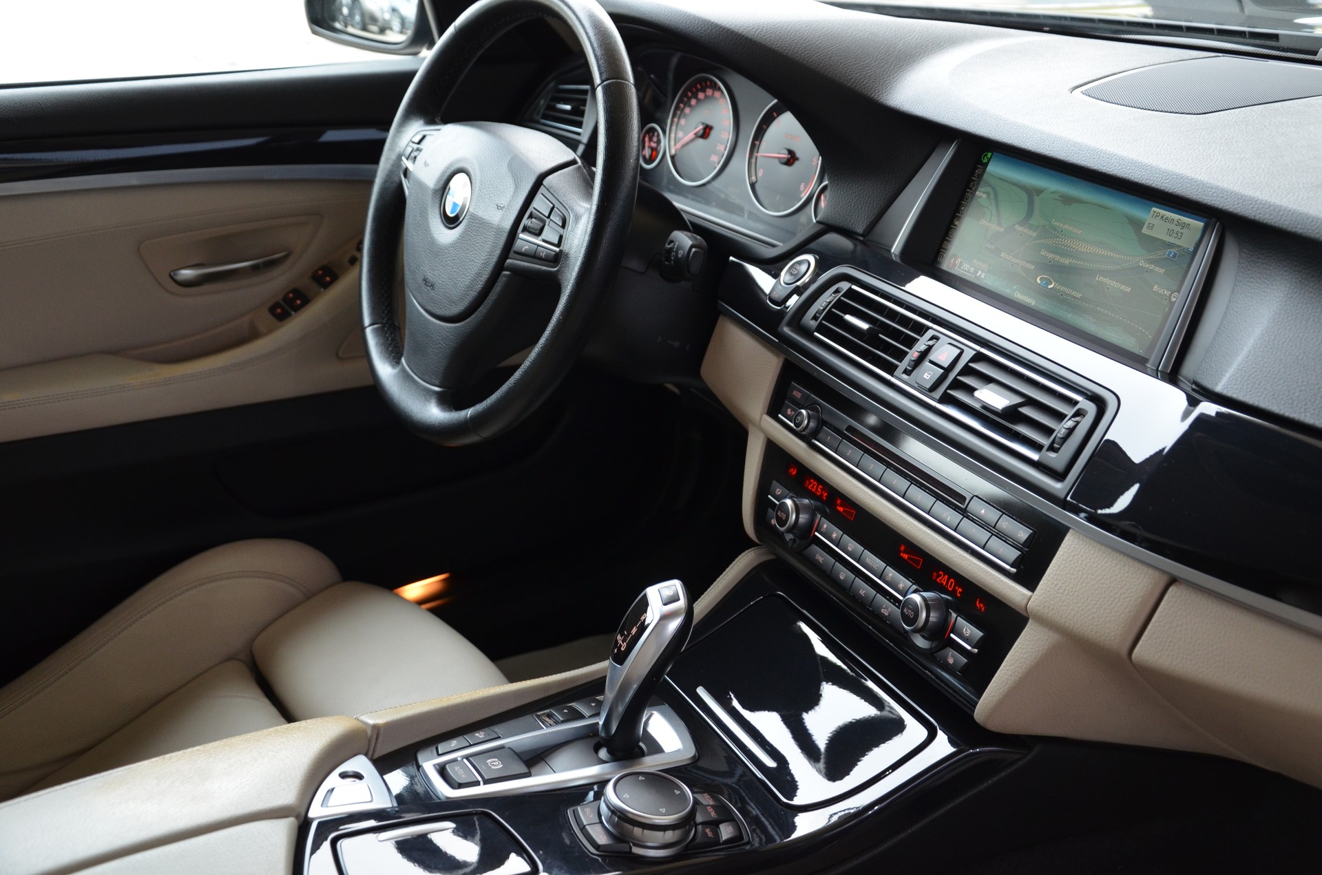 BMW 530d Touring xDrive Steptronic-image-10