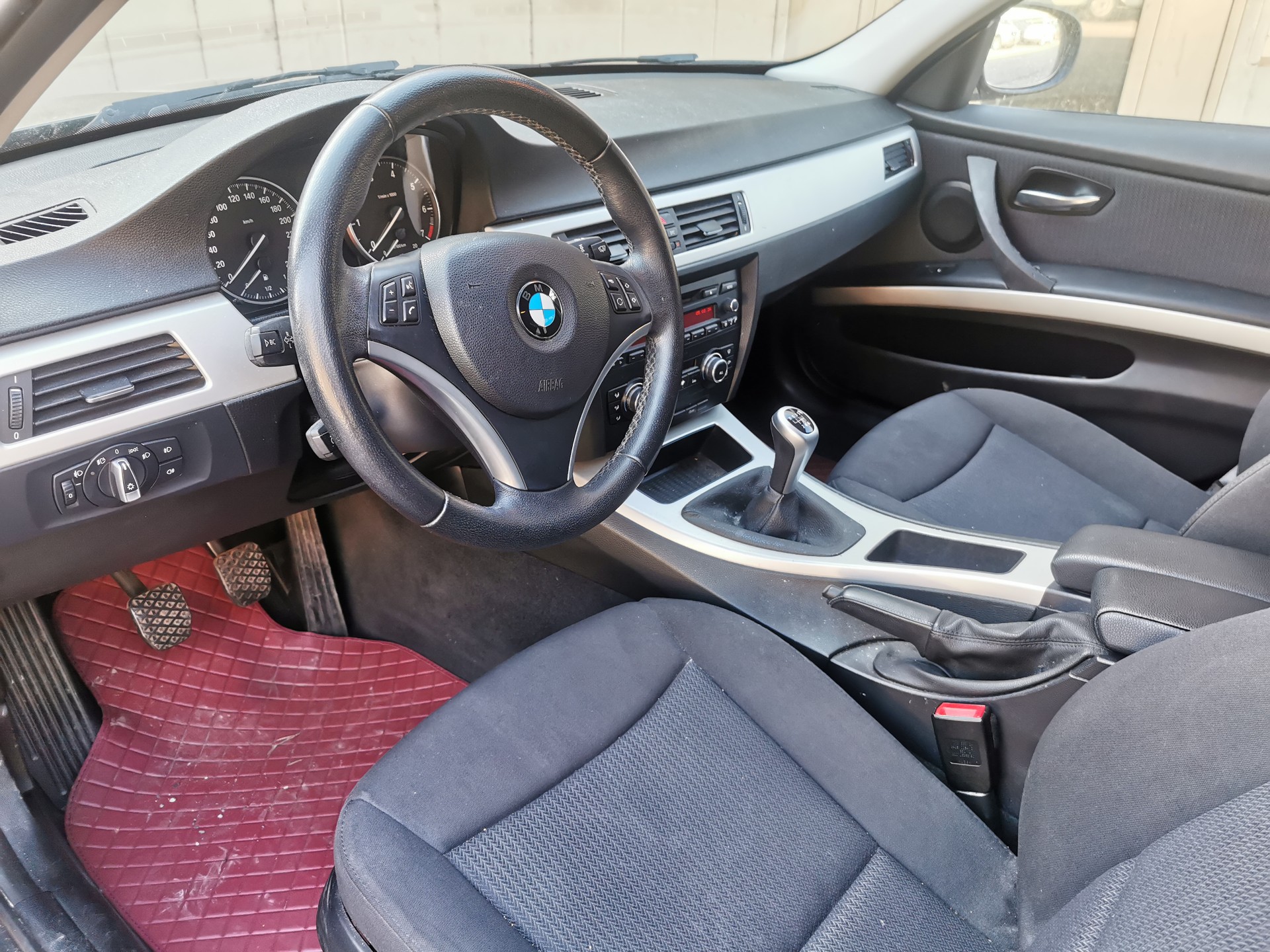 BMW 318i Touring-image-10