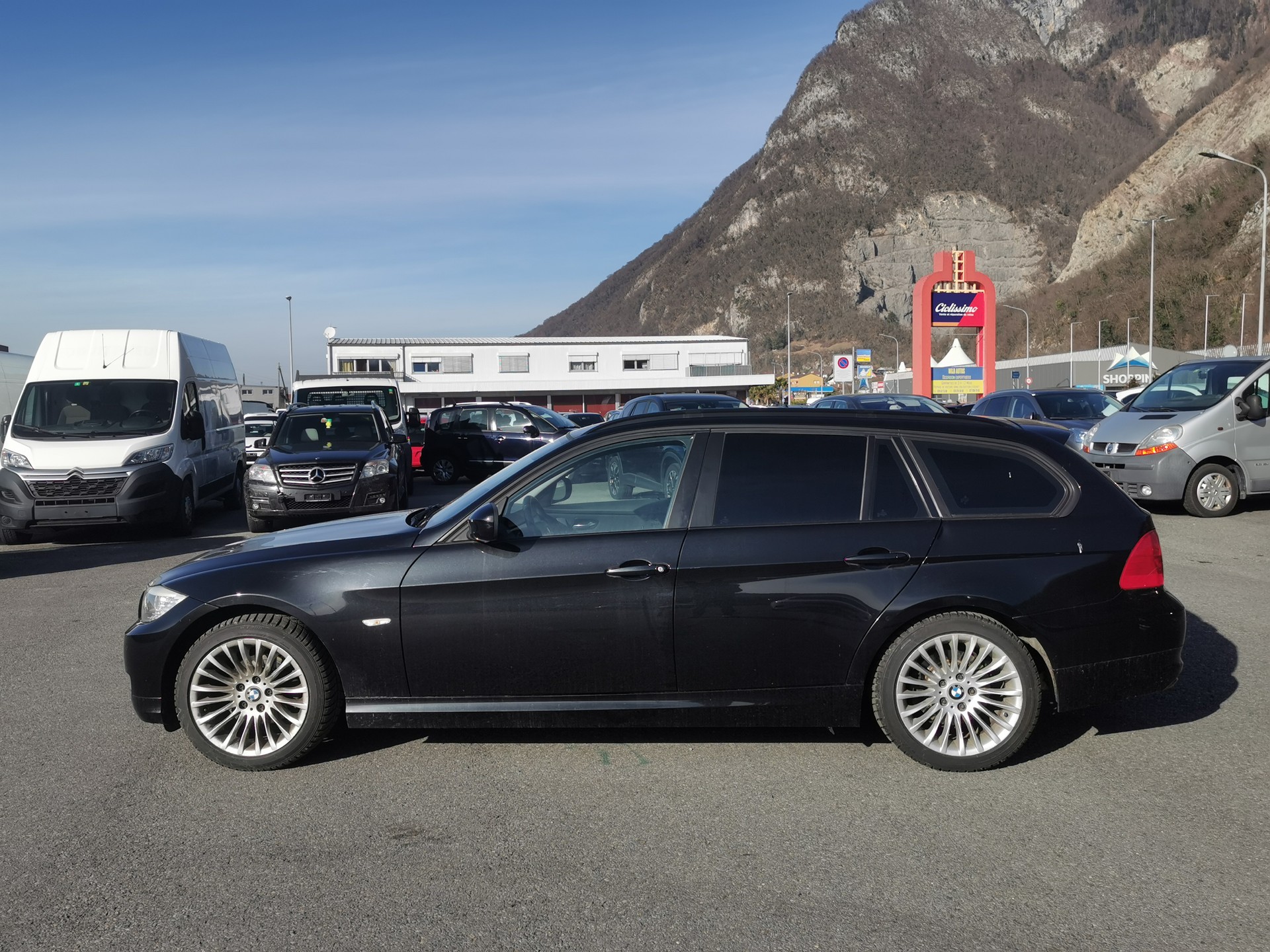 BMW 318i Touring-image-1