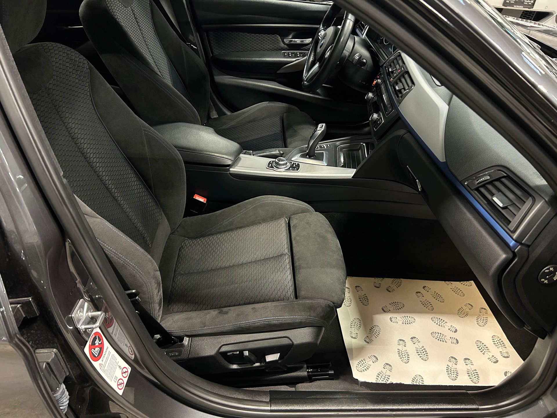 BMW 320d xDrive M Sportpaket Touring Steptronic-image-15