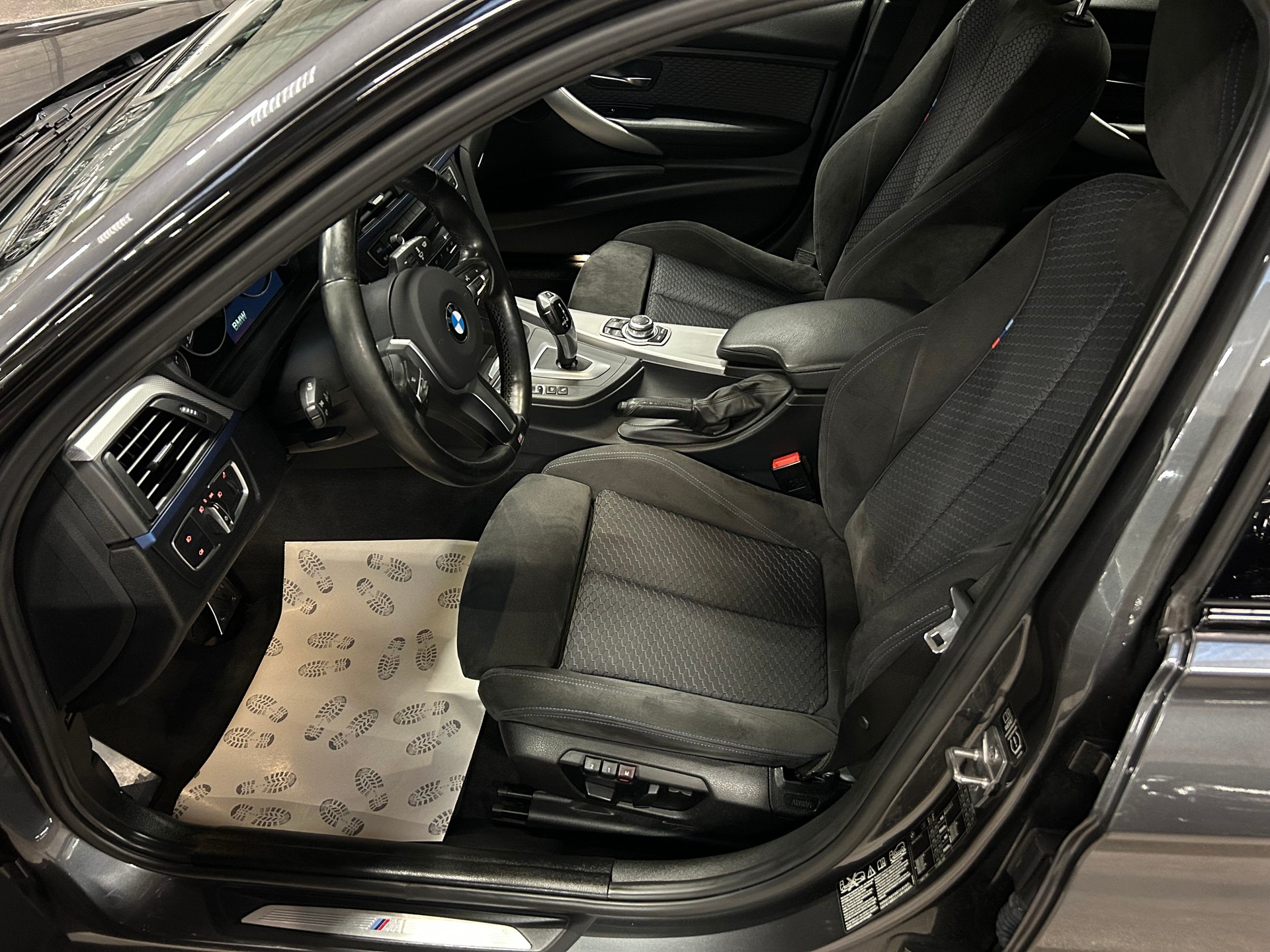 BMW 320d xDrive M Sportpaket Touring Steptronic-image-10