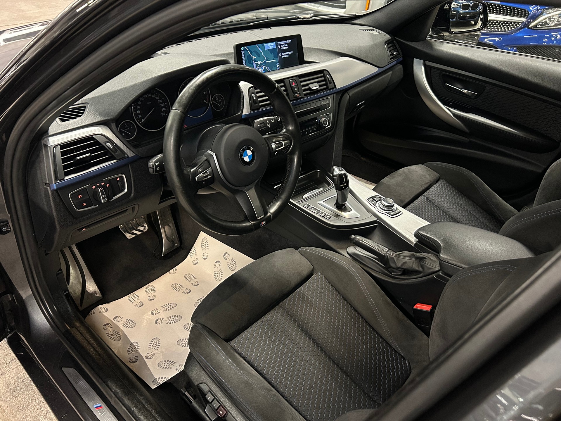 BMW 320d xDrive M Sportpaket Touring Steptronic-image-11