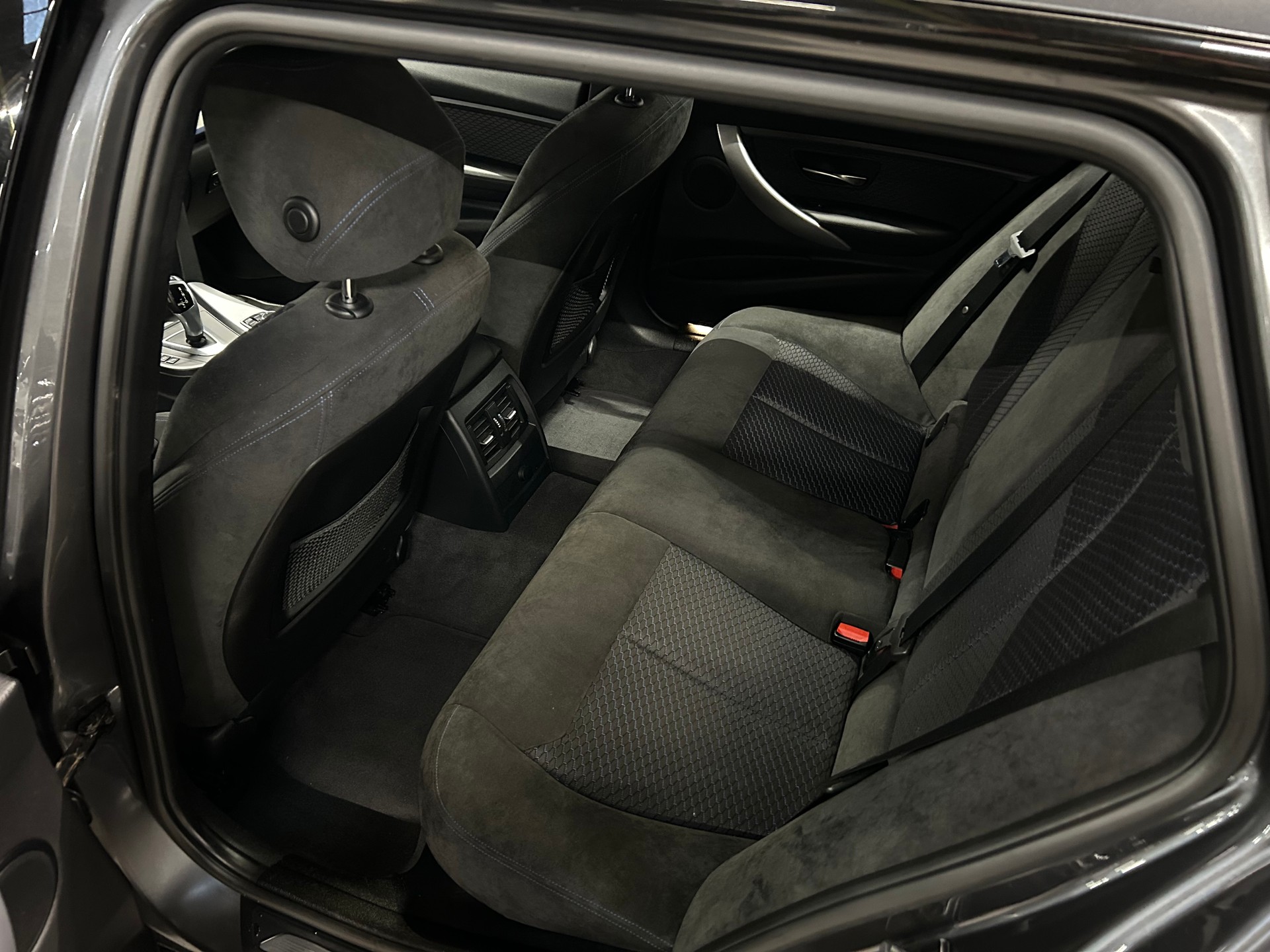 BMW 320d xDrive M Sportpaket Touring Steptronic-image-12