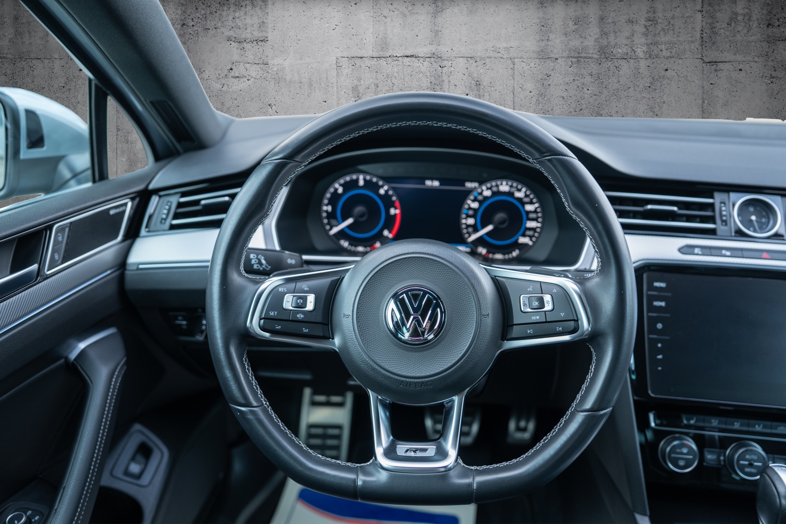 VW Passat Variant 2.0 TDI R-Line DSG-image-6