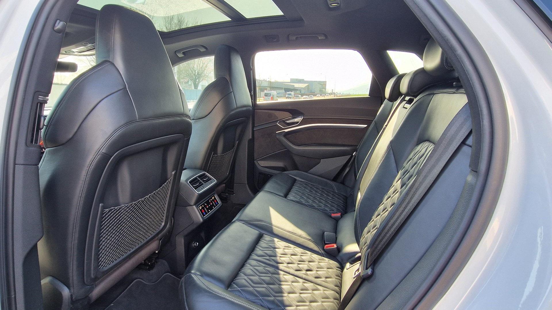 AUDI e-tron 55 Advanced quattro-image-10