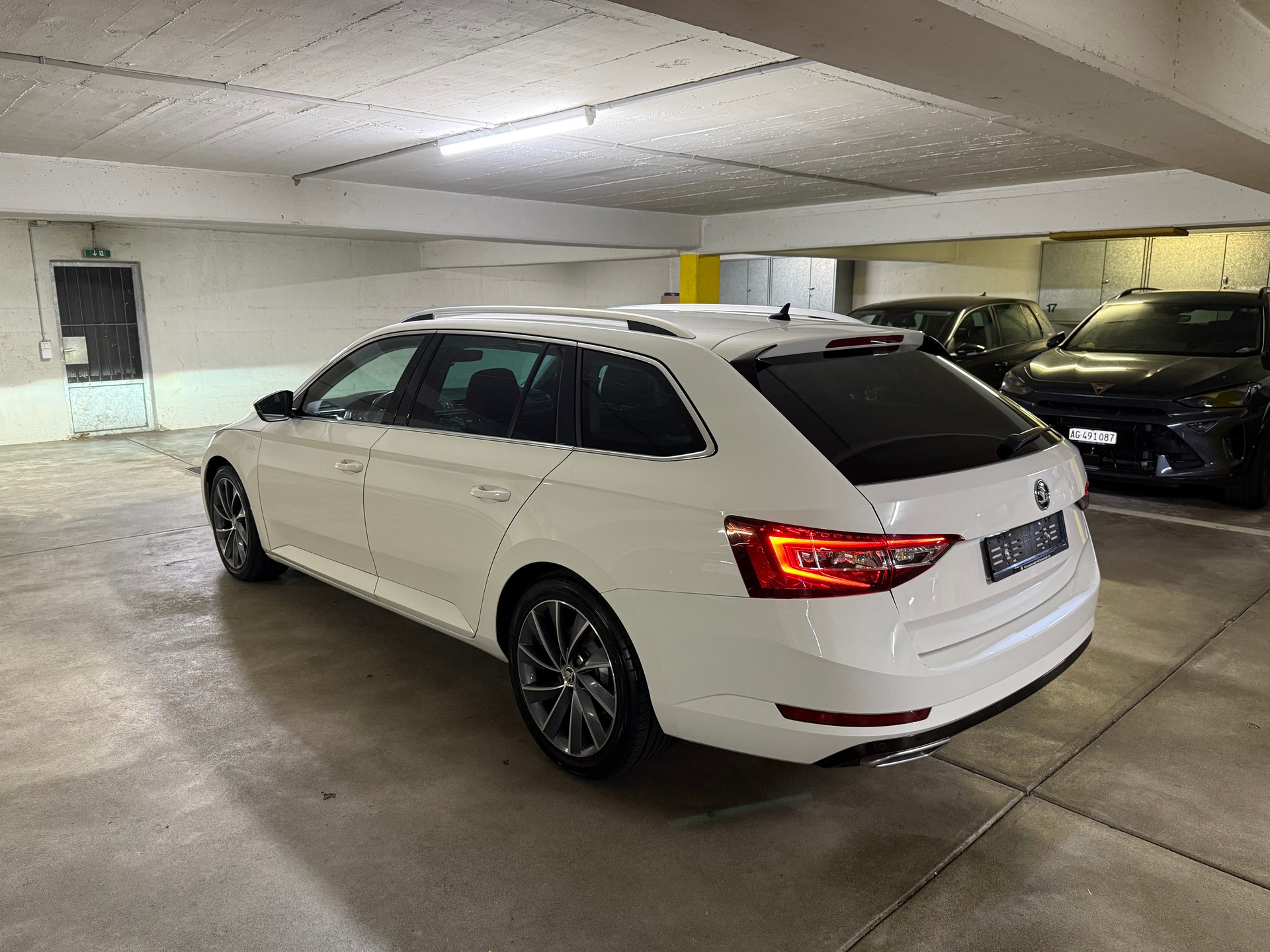 SKODA Superb Combi 2.0 TDi L&K 4x4 DSG-image-2
