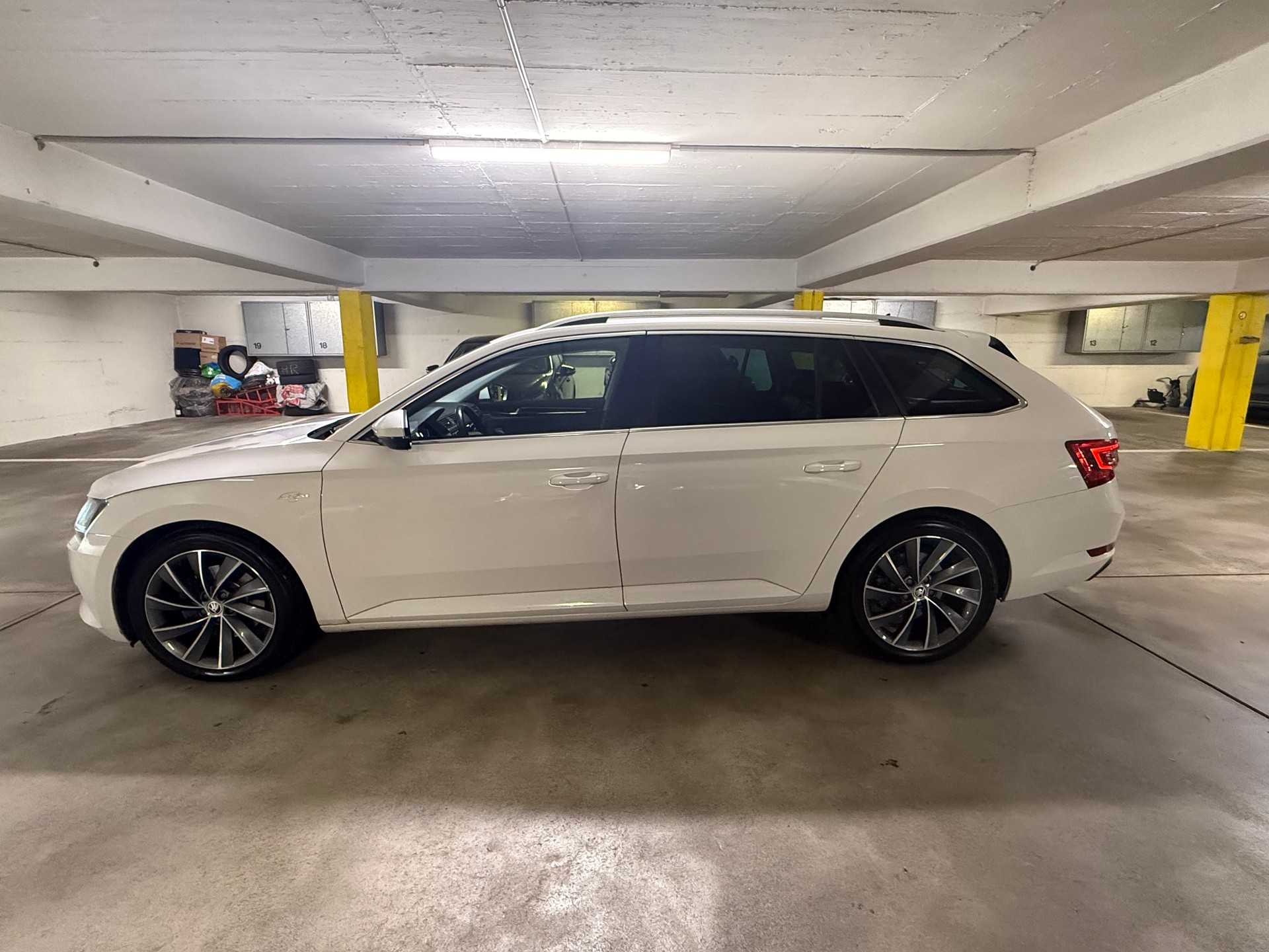 SKODA Superb Combi 2.0 TDi L&K 4x4 DSG-image-1