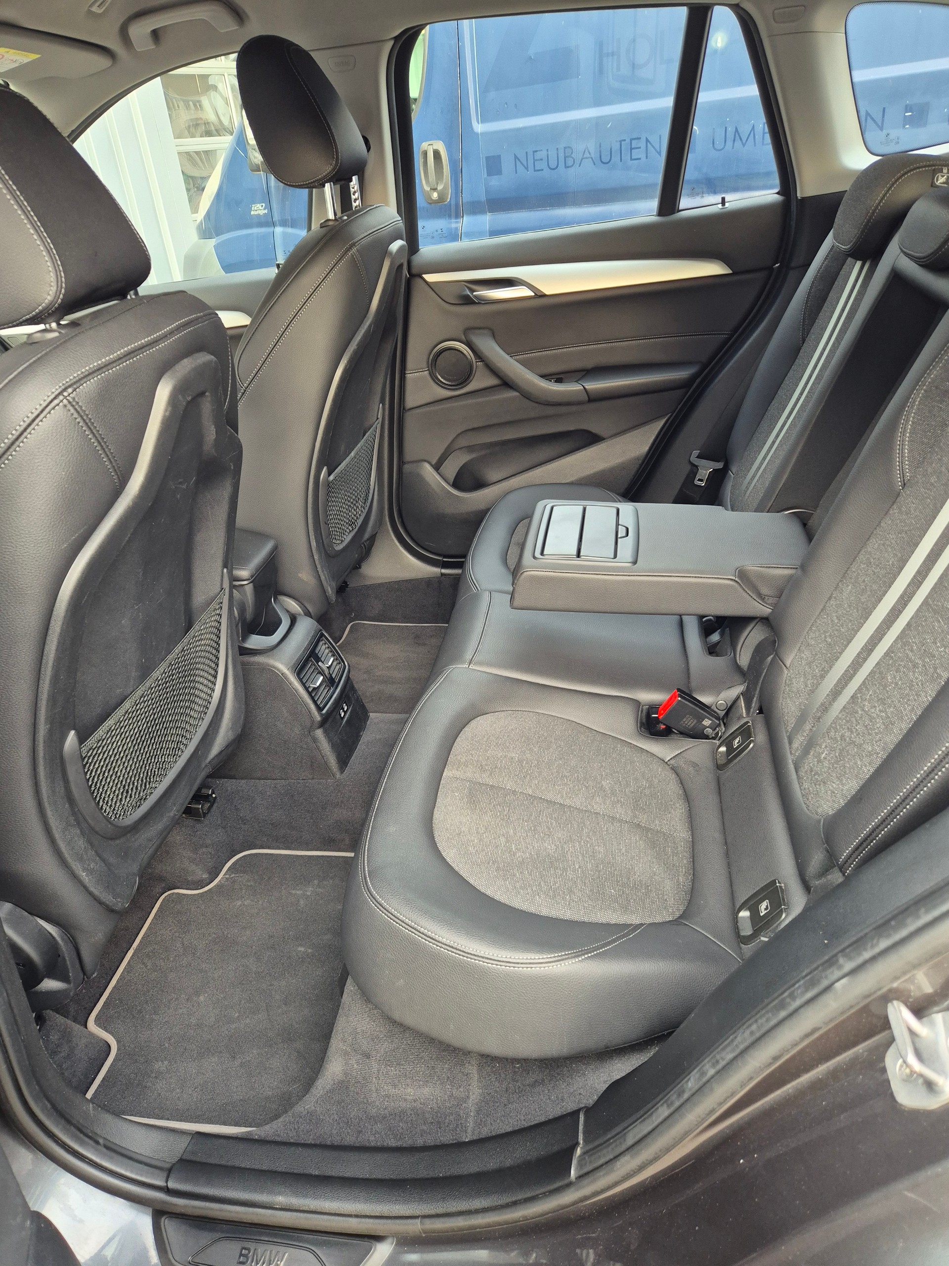 BMW X1 18d xDrive-image-6
