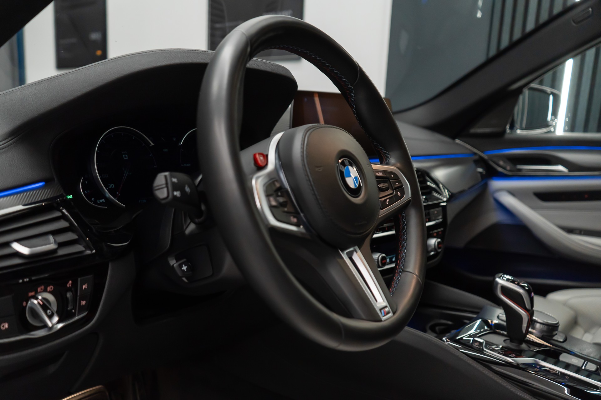 BMW M5 xDrive Drivelogic / V8 / 600PS / MARINA BAY BLUE / M-PERFORMANCE EXTERIEUR / 21" AVERSUS-image-11