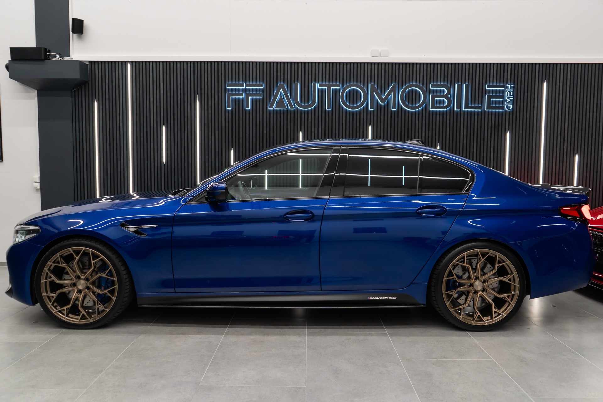 BMW M5 xDrive Drivelogic / V8 / 600PS / MARINA BAY BLUE / M-PERFORMANCE EXTERIEUR / 21" AVERSUS-image-7
