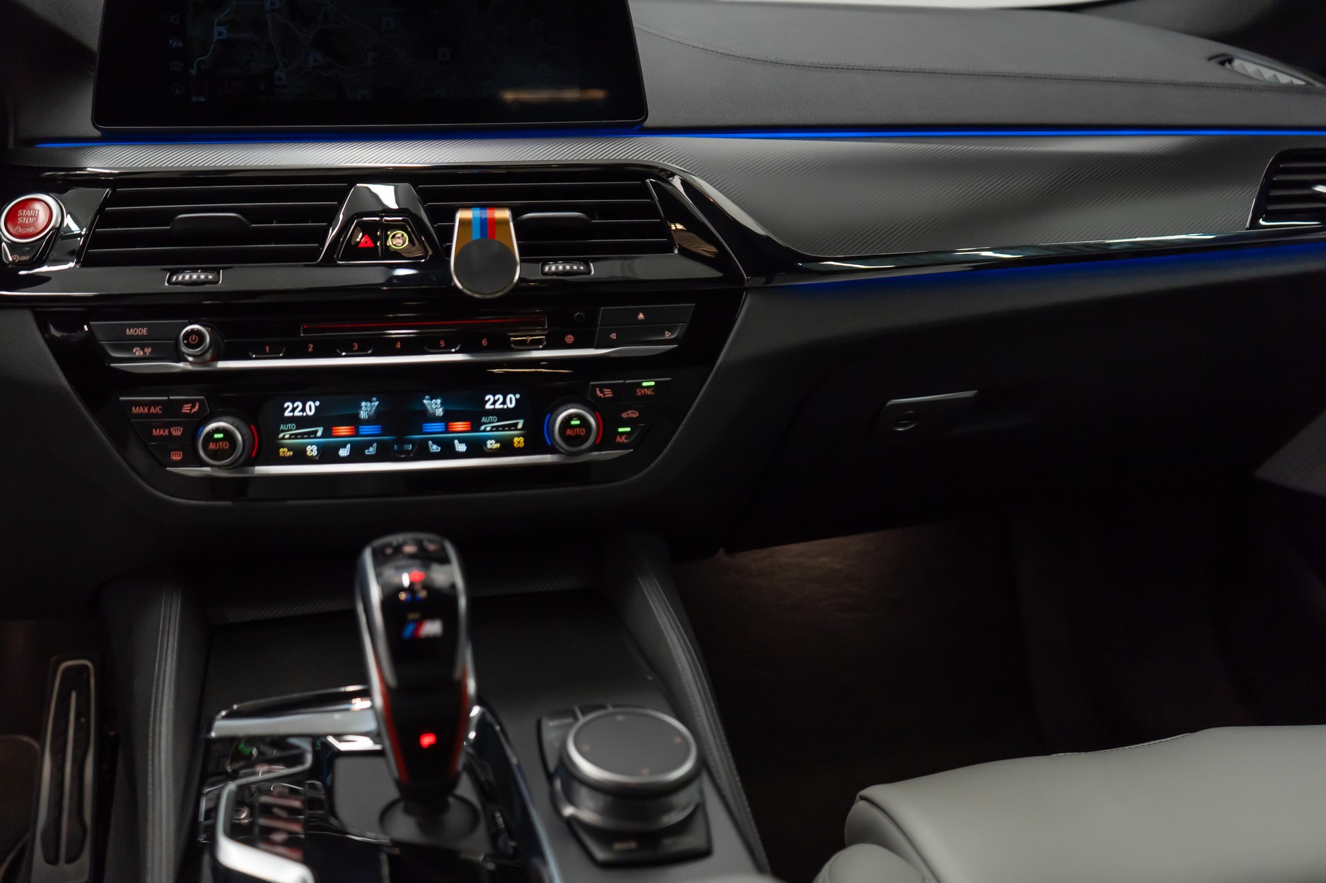 BMW M5 xDrive Drivelogic / V8 / 600PS / MARINA BAY BLUE / M-PERFORMANCE EXTERIEUR / 21" AVERSUS-image-17