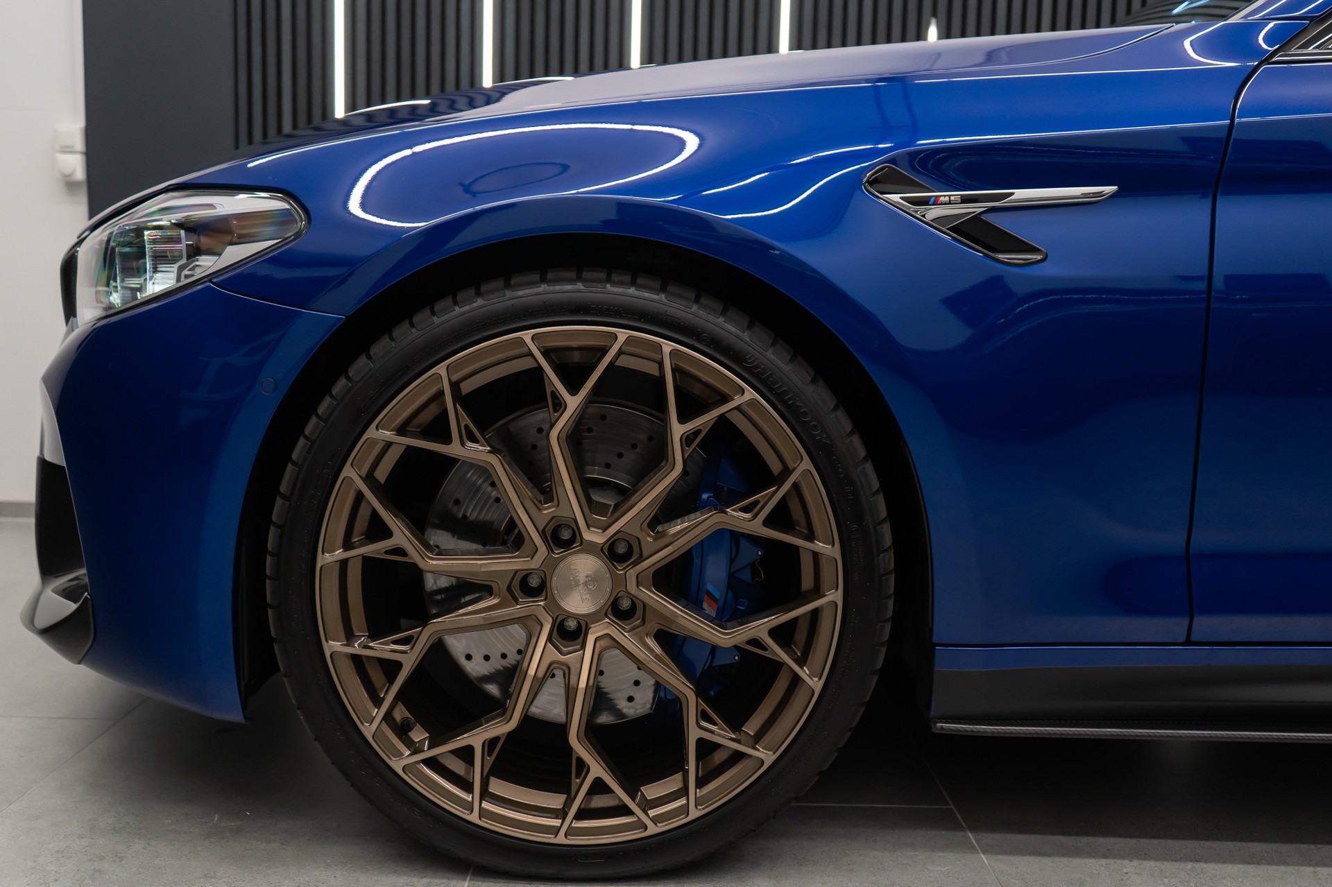 BMW M5 xDrive Drivelogic / V8 / 600PS / MARINA BAY BLUE / M-PERFORMANCE EXTERIEUR / 21" AVERSUS-image-6