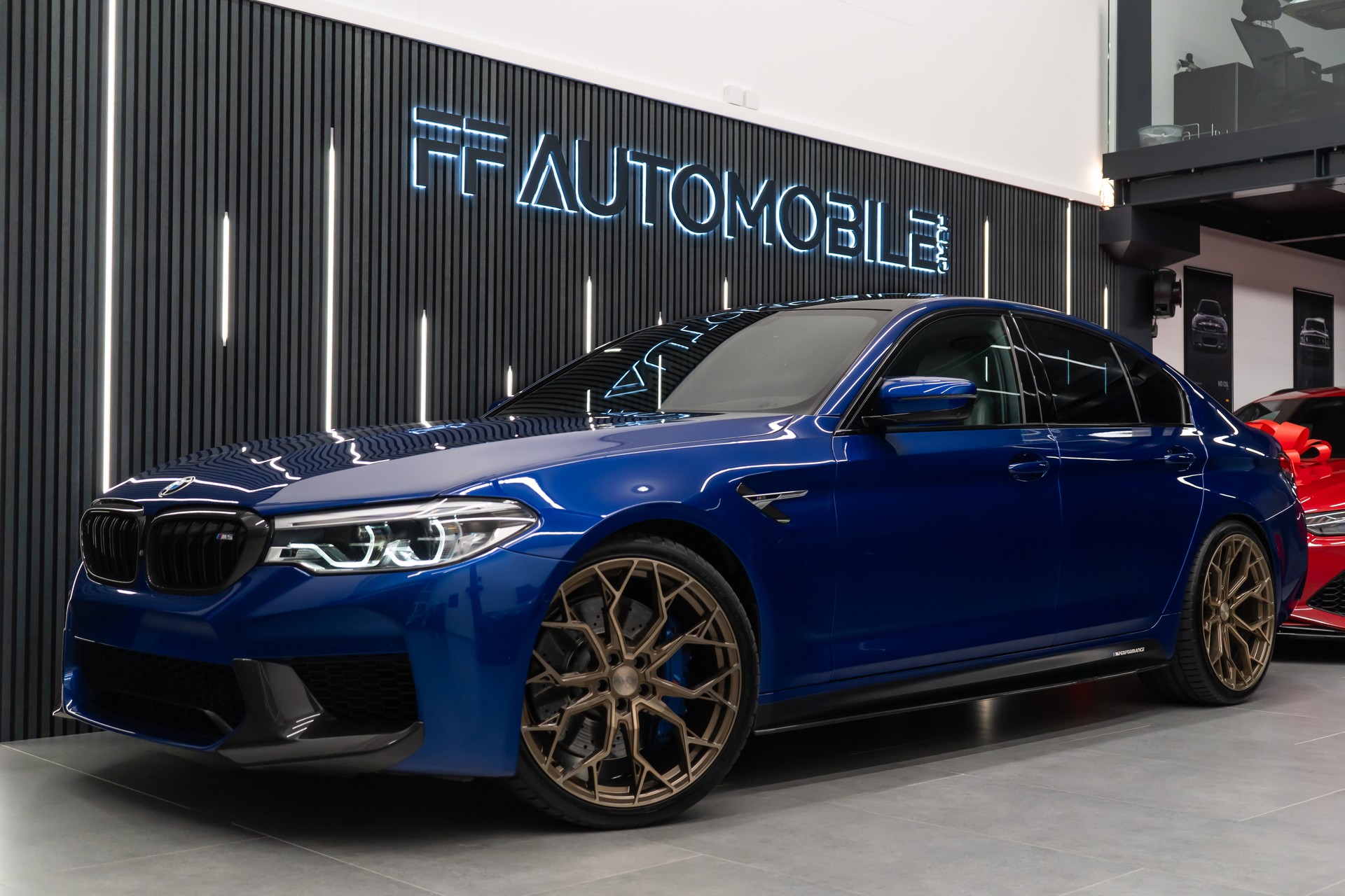 BMW M5 xDrive Drivelogic / V8 / 600PS / MARINA BAY BLUE / M-PERFORMANCE EXTERIEUR / 21" AVERSUS