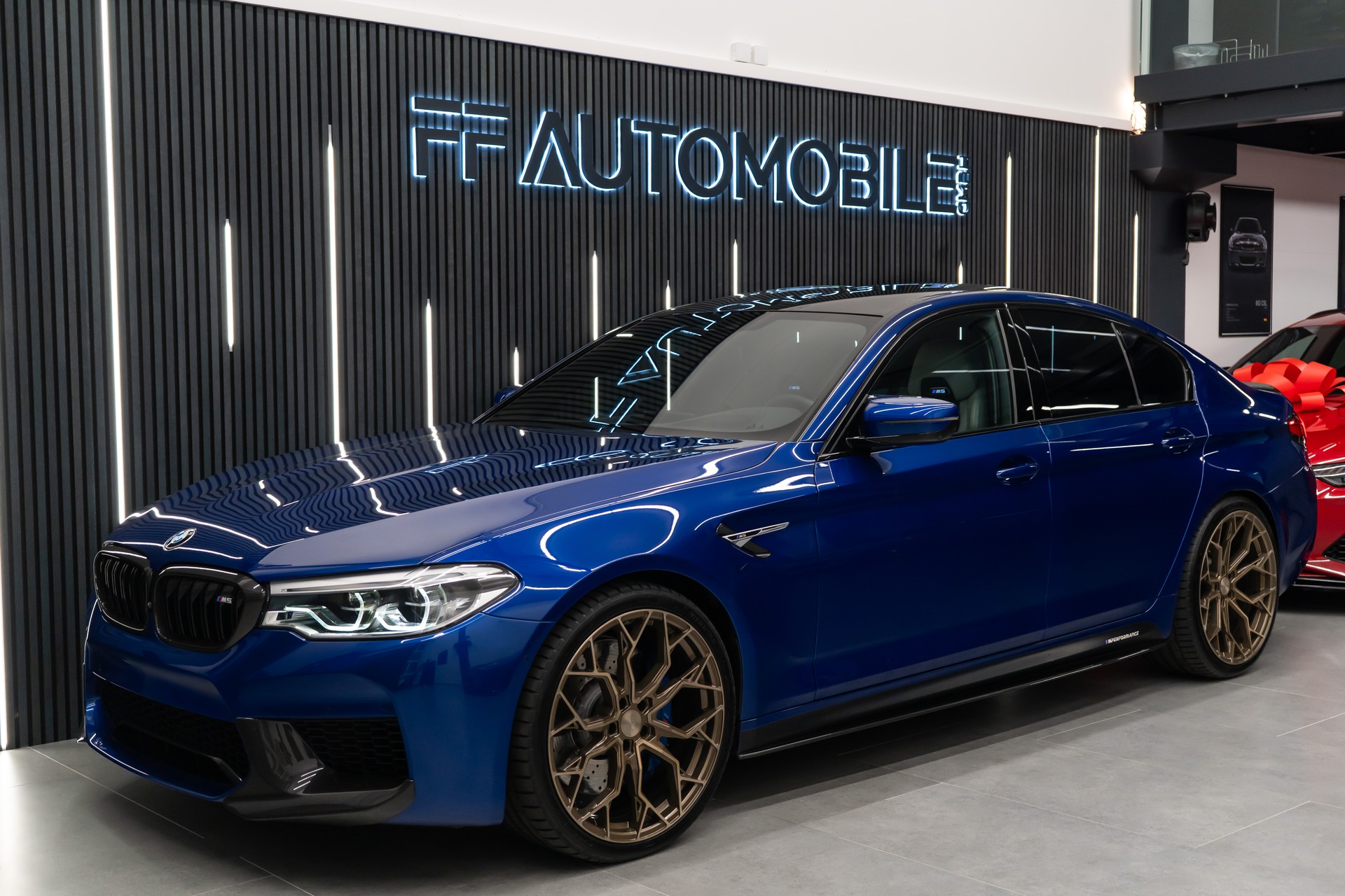 BMW M5 xDrive Drivelogic / V8 / 600PS / MARINA BAY BLUE / M-PERFORMANCE EXTERIEUR / 21" AVERSUS-showroom-element-2