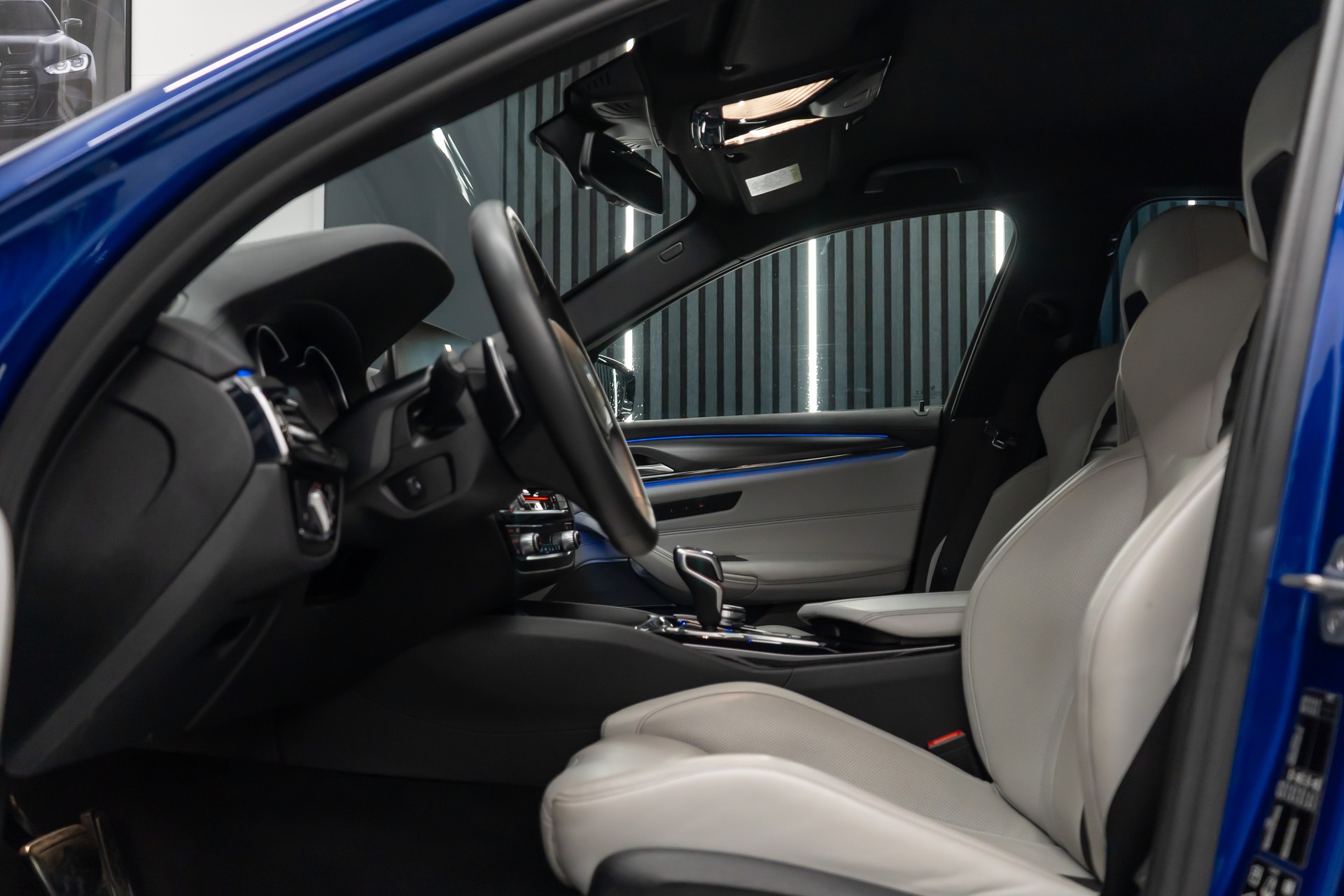 BMW M5 xDrive Drivelogic / V8 / 600PS / MARINA BAY BLUE / M-PERFORMANCE EXTERIEUR / 21" AVERSUS-image-9