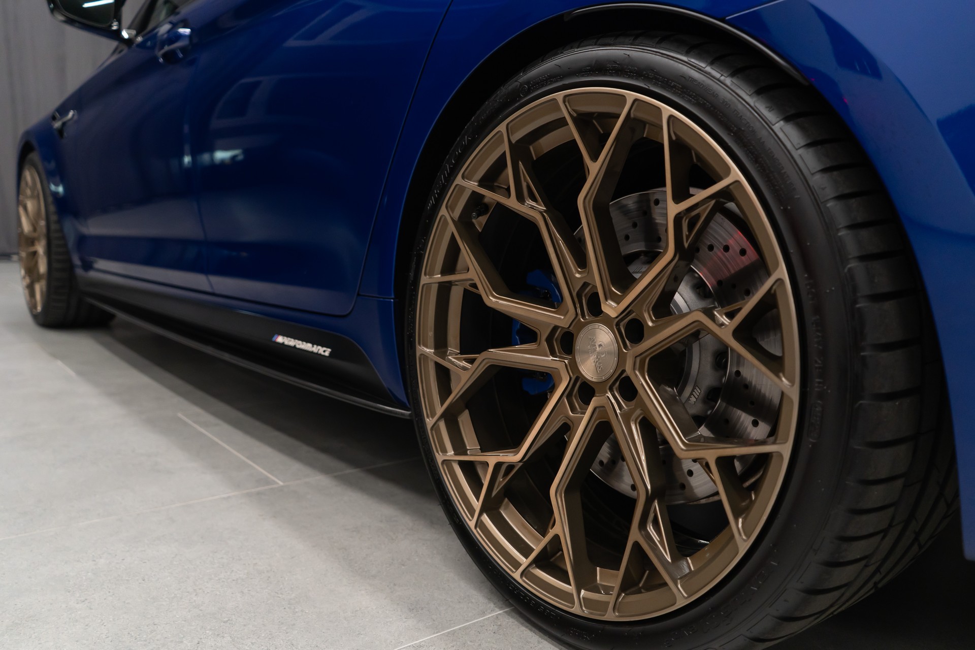 BMW M5 xDrive Drivelogic / V8 / 600PS / MARINA BAY BLUE / M-PERFORMANCE EXTERIEUR / 21" AVERSUS-image-29