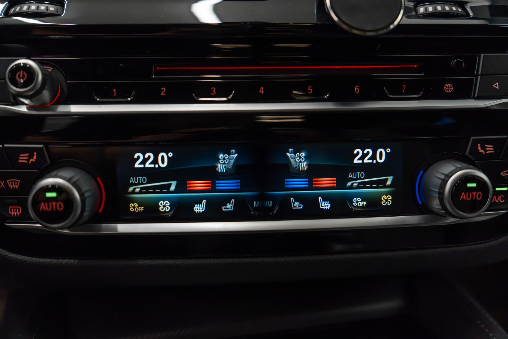 BMW M5 xDrive Drivelogic / V8 / 600PS / MARINA BAY BLUE / M-PERFORMANCE EXTERIEUR / 21" AVERSUS-image-16
