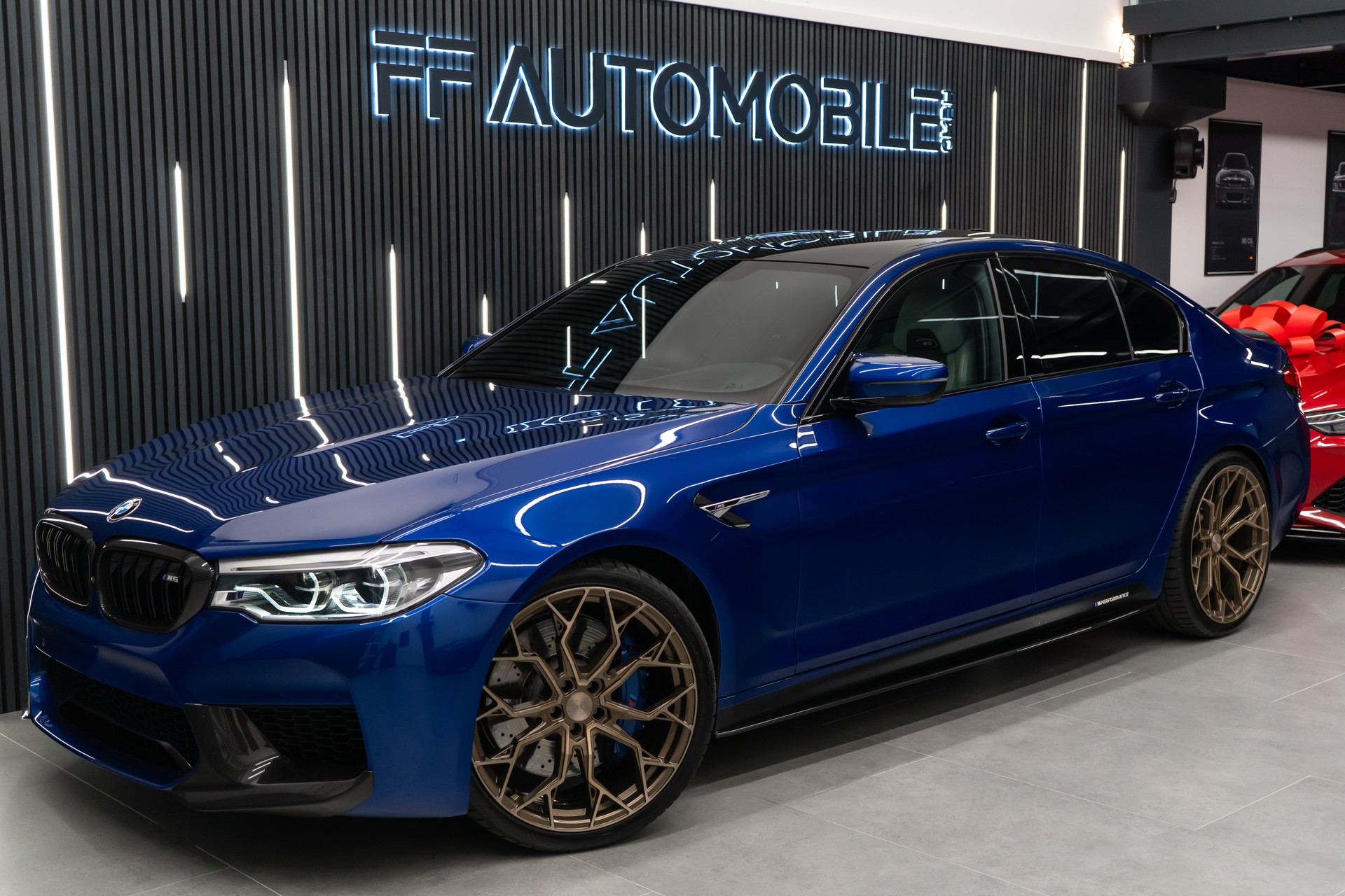 BMW M5 xDrive Drivelogic / V8 / 600PS / MARINA BAY BLUE / M-PERFORMANCE EXTERIEUR / 21" AVERSUS-showroom-element-1